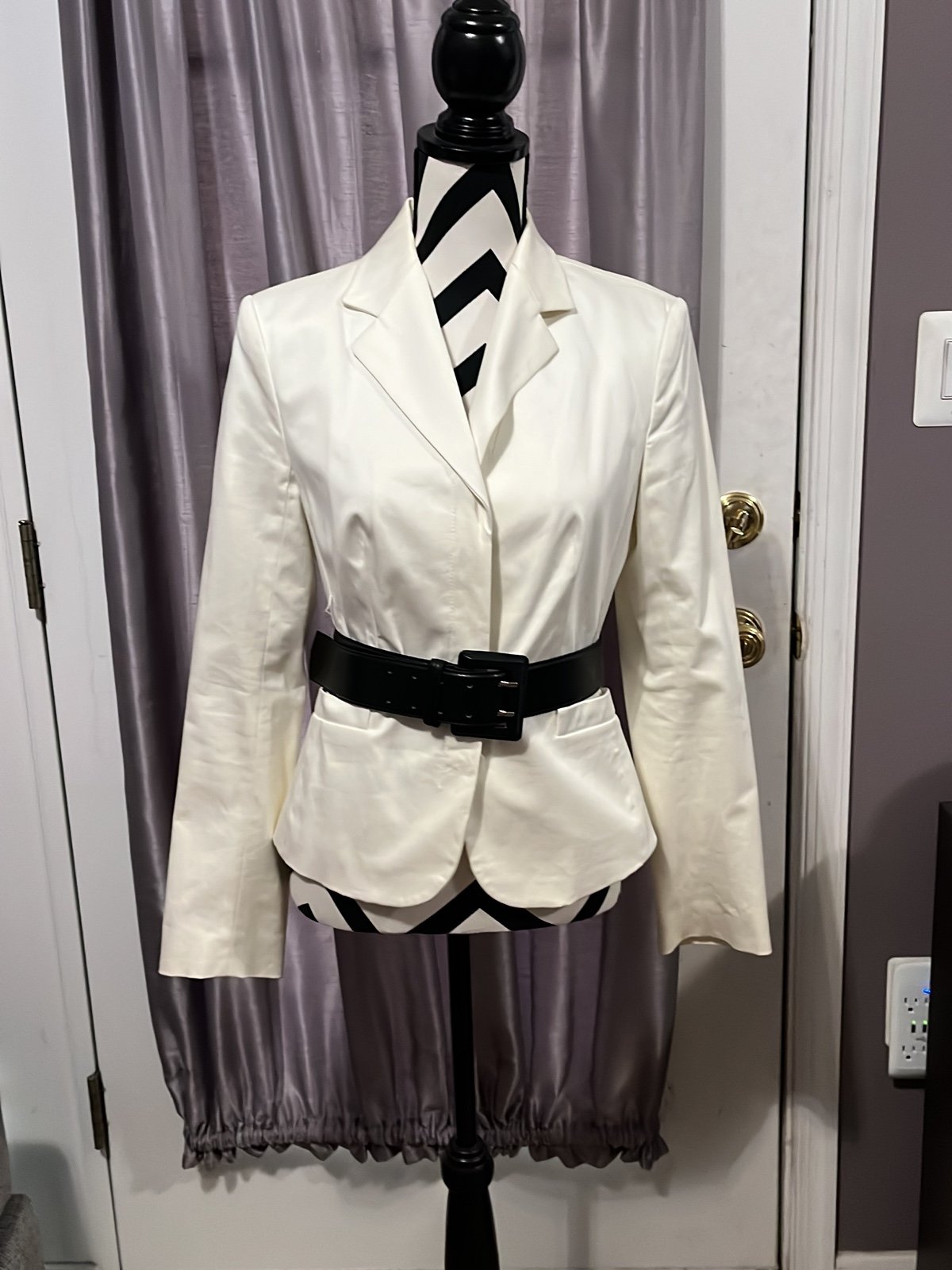 Women’s 6 White and black trim suit can be sold separately