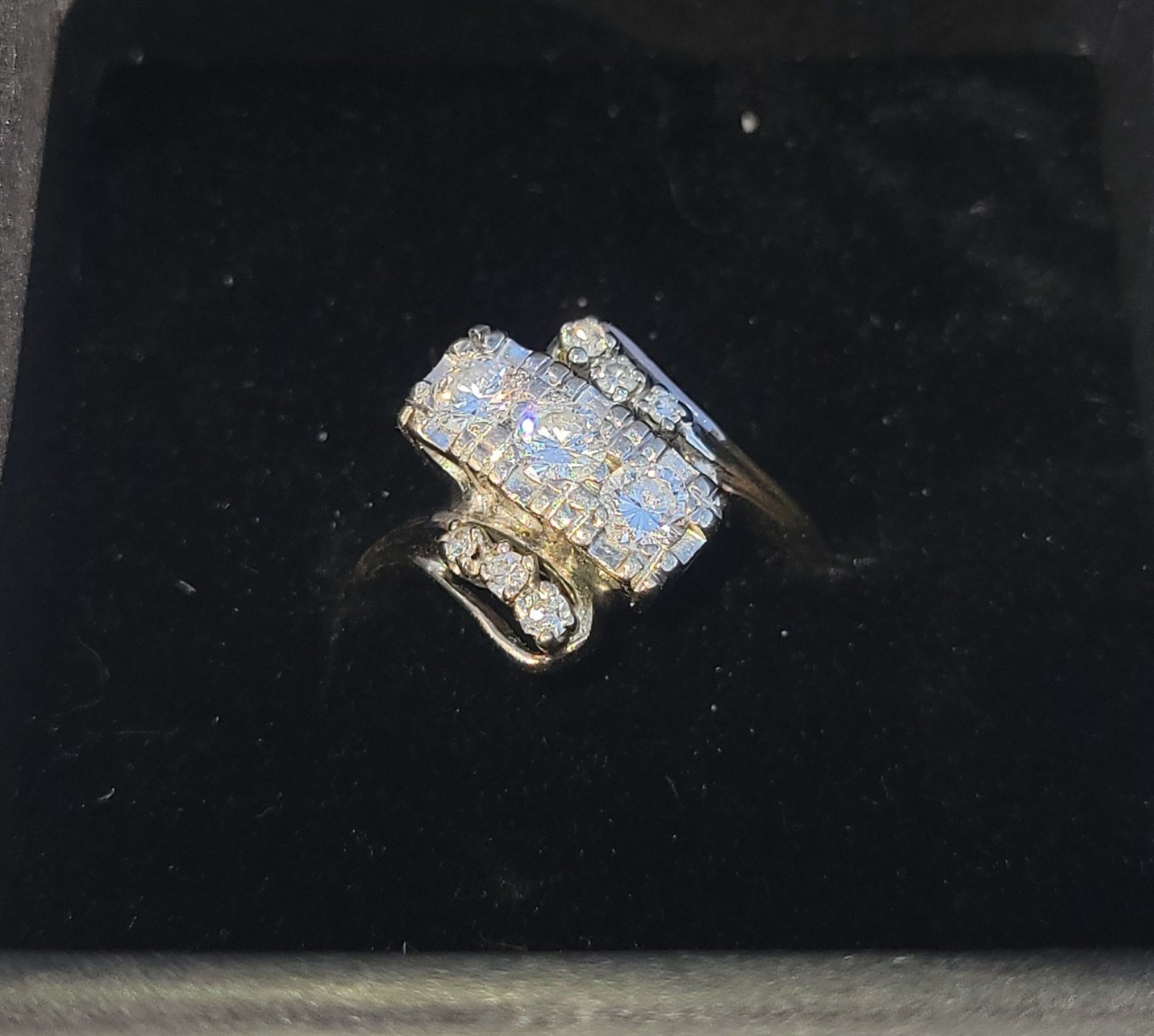 Beautiful Vintage 3 Center Diamonds Bypass 10k Y Gold Ring. Size 8