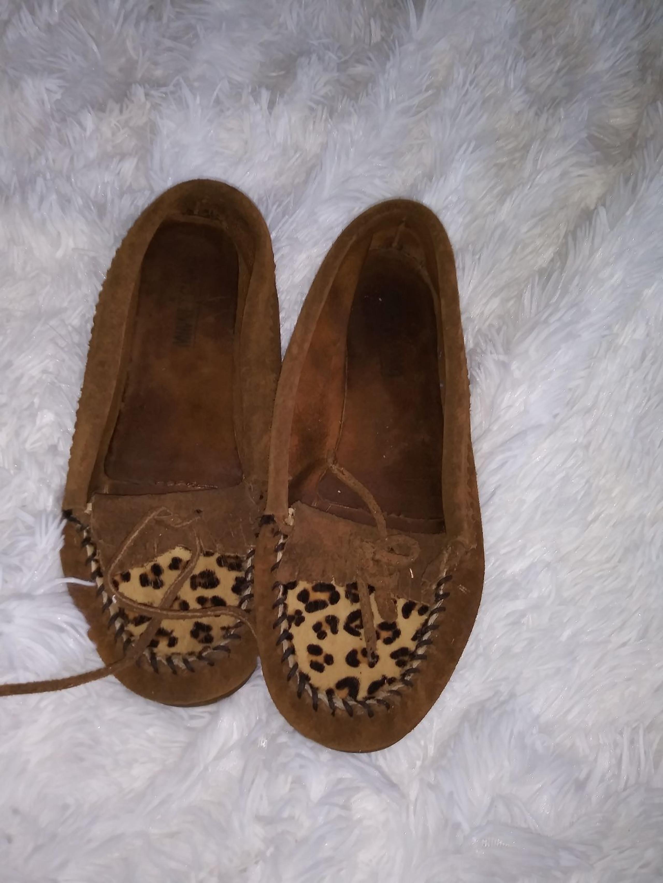 minnetonka moccasins women sz9