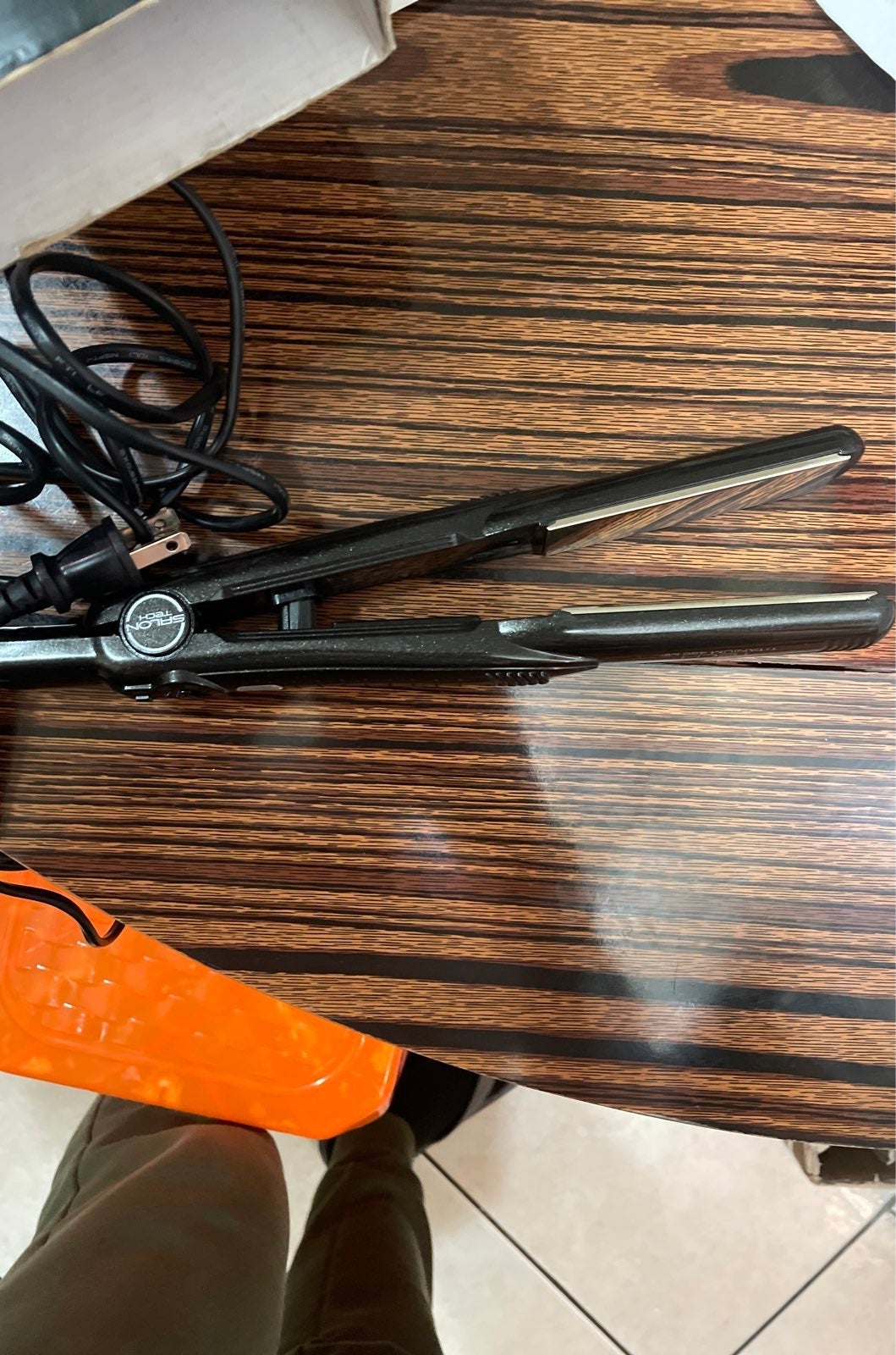 A salon tech hair straignter