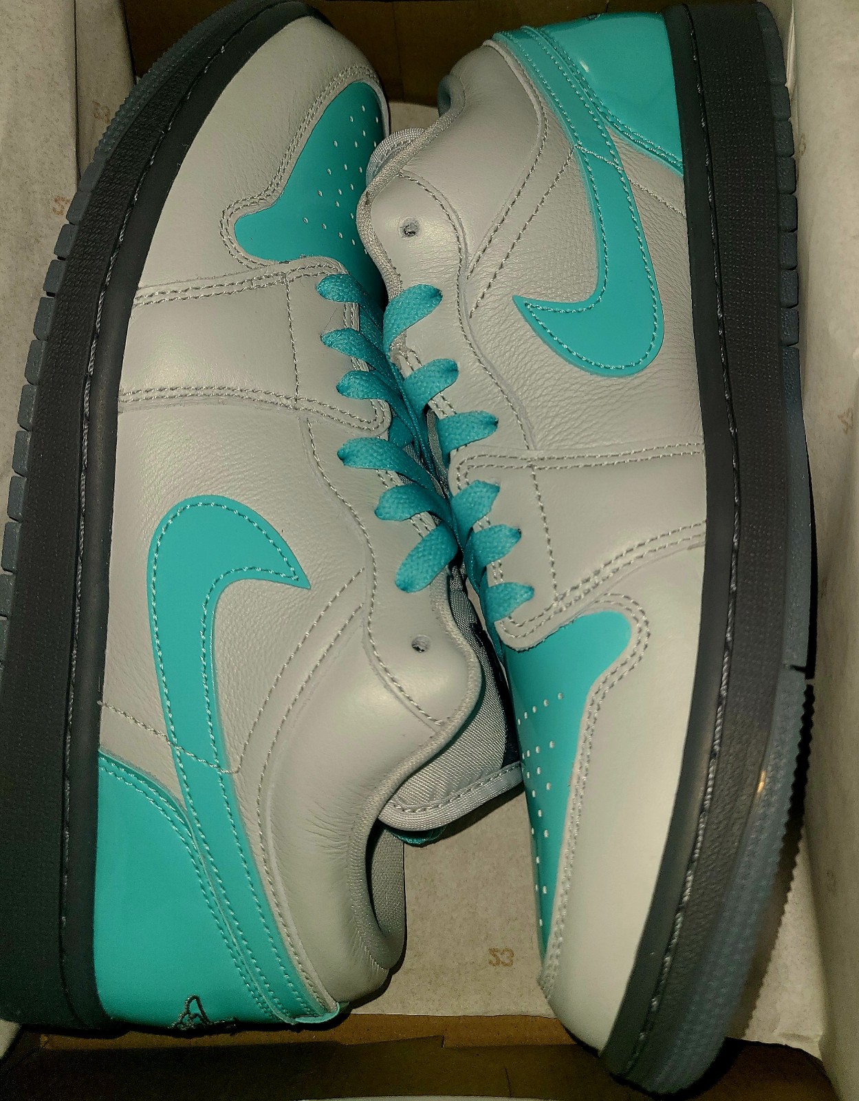 Jordan 1 Women's Low SE Size 10