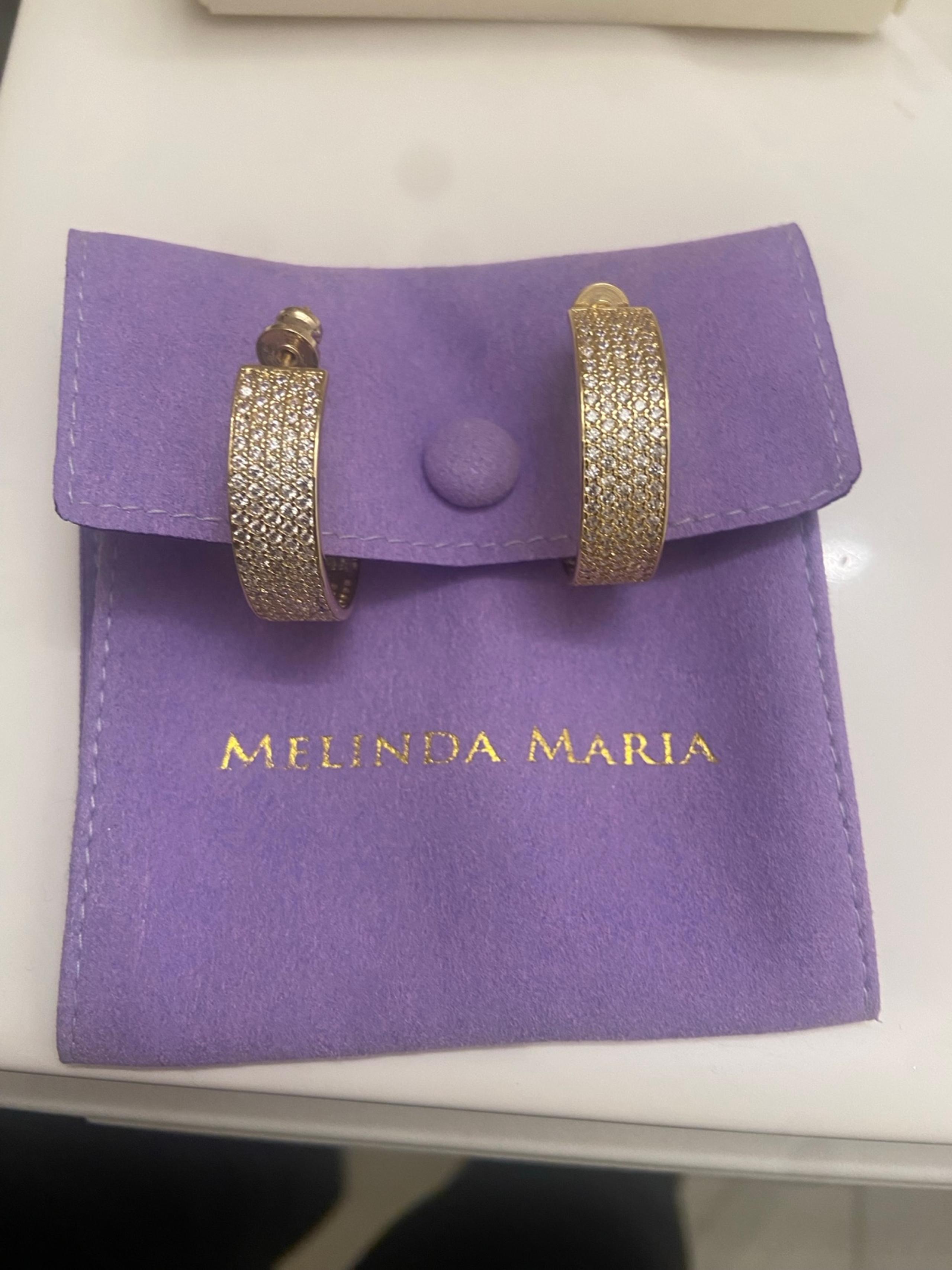 Melinda Maria Pave hoops