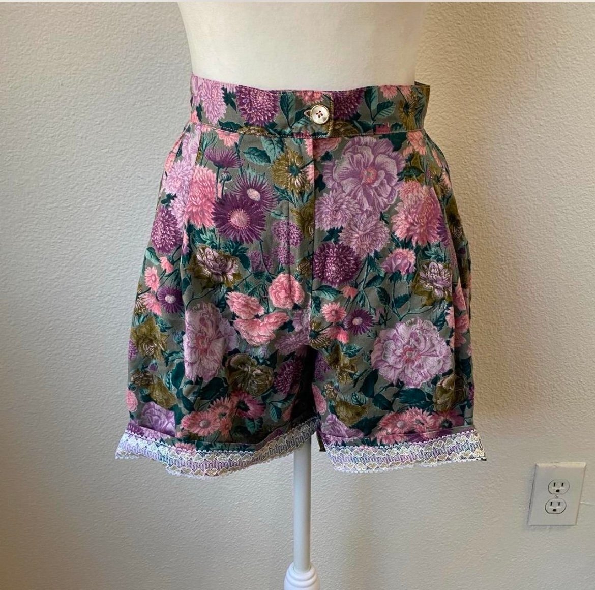 Coquette Vintage 90s High Rise Floral Lace Cuffed Shorts Size 25”