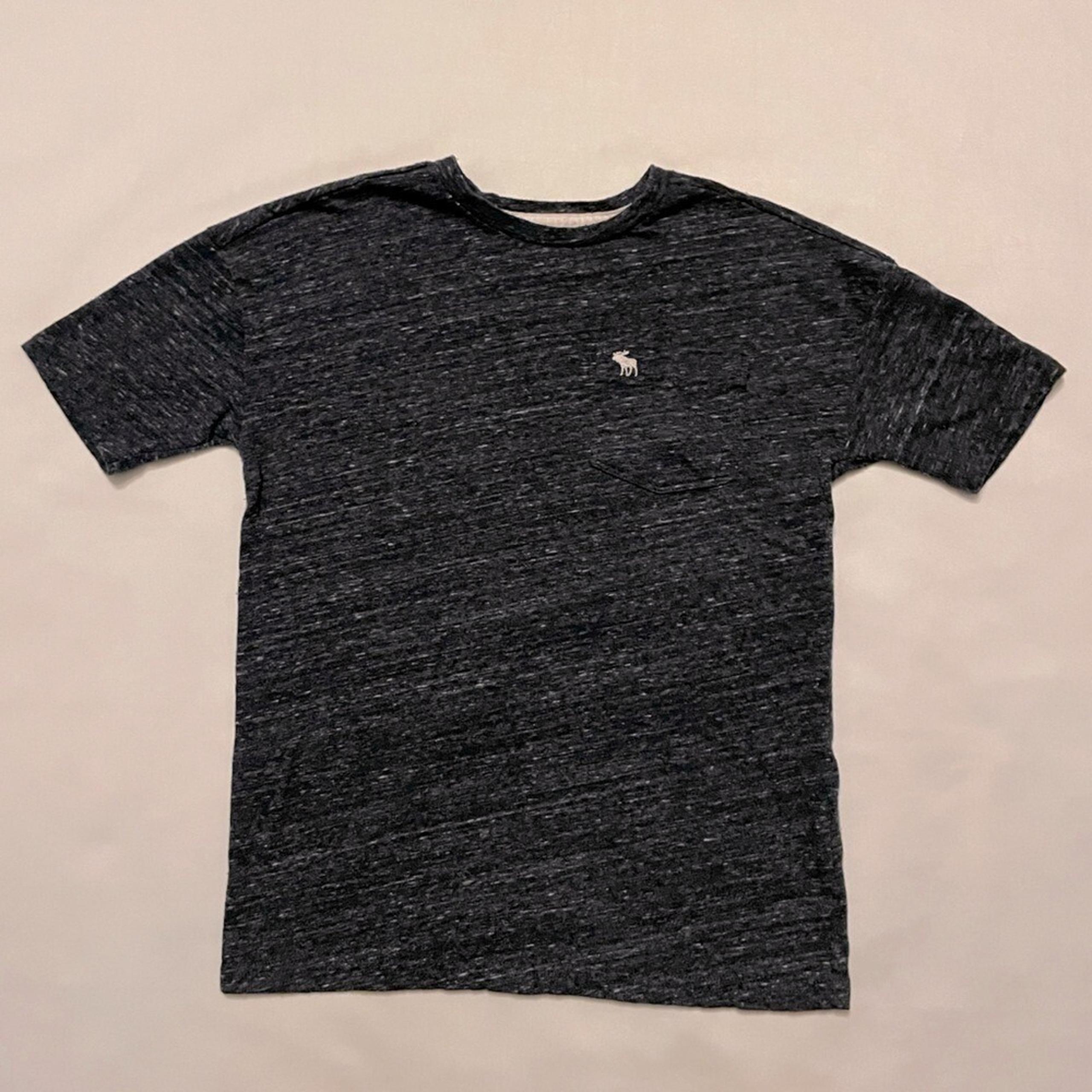 Abercrombie kids boys size 7/8 gray t-shirt with pocket