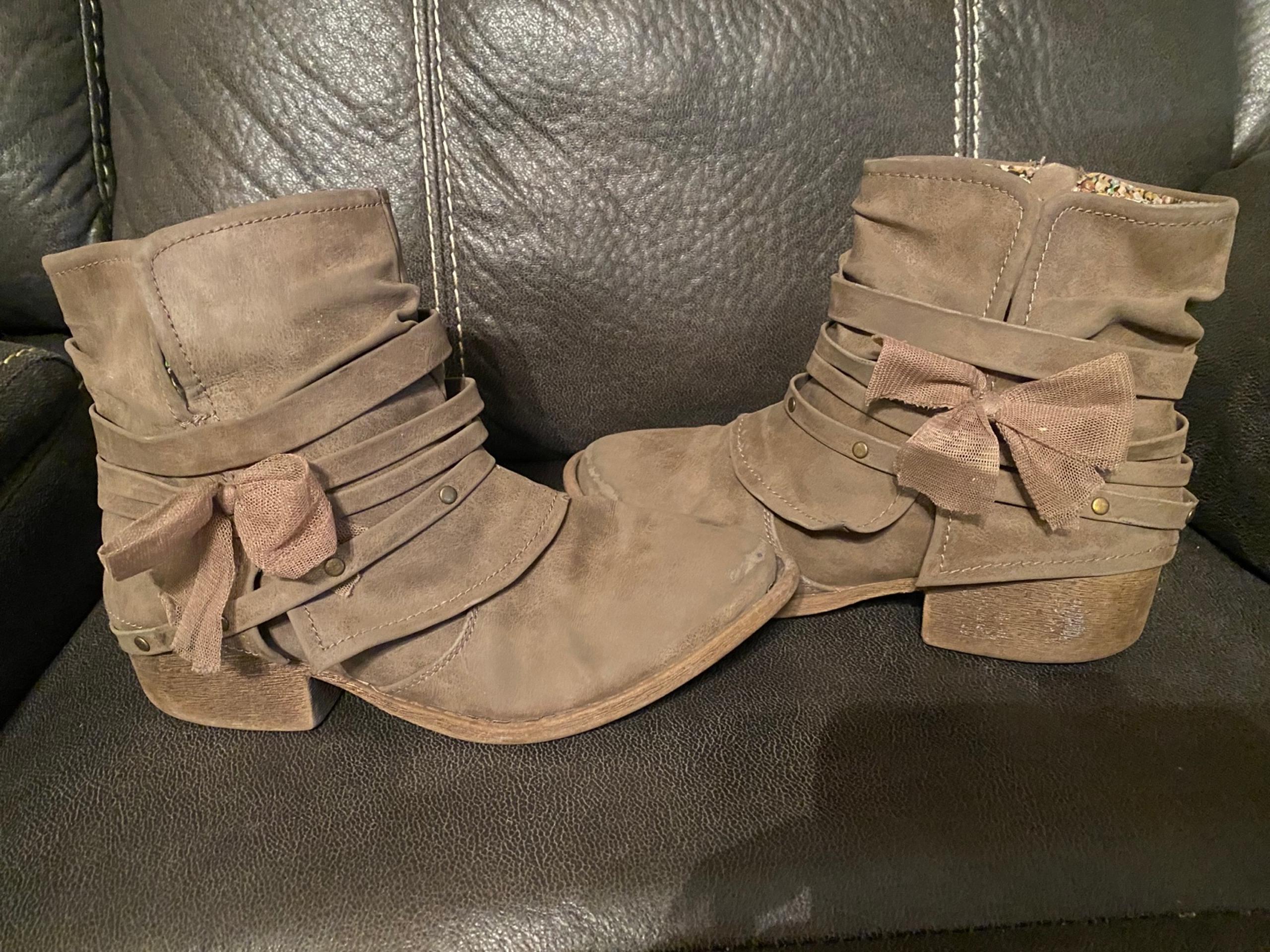 Mudd Sz 5M Beige Suede Bootie GUC