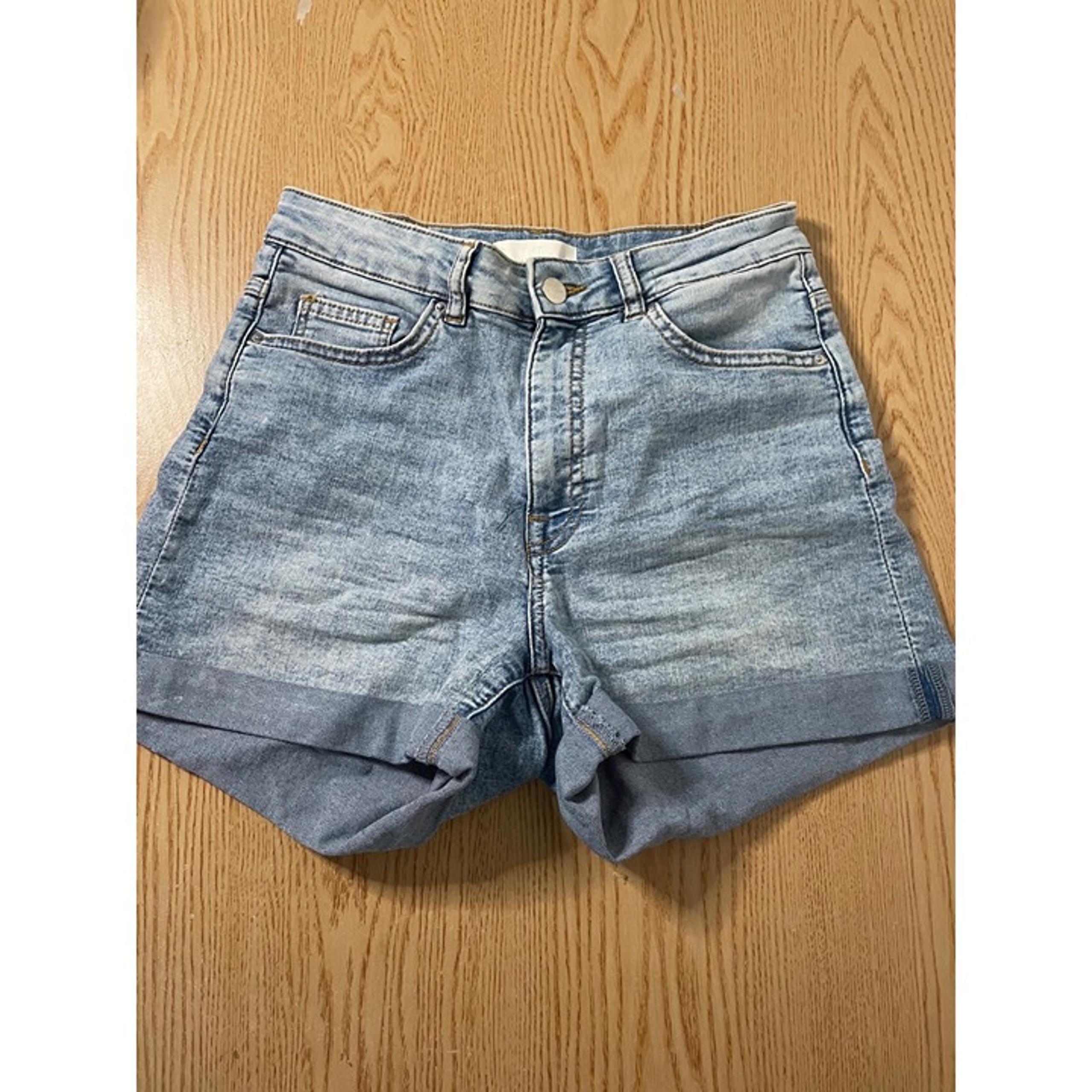 Womens H&M Stretchy Jean Shorts Blue size 4