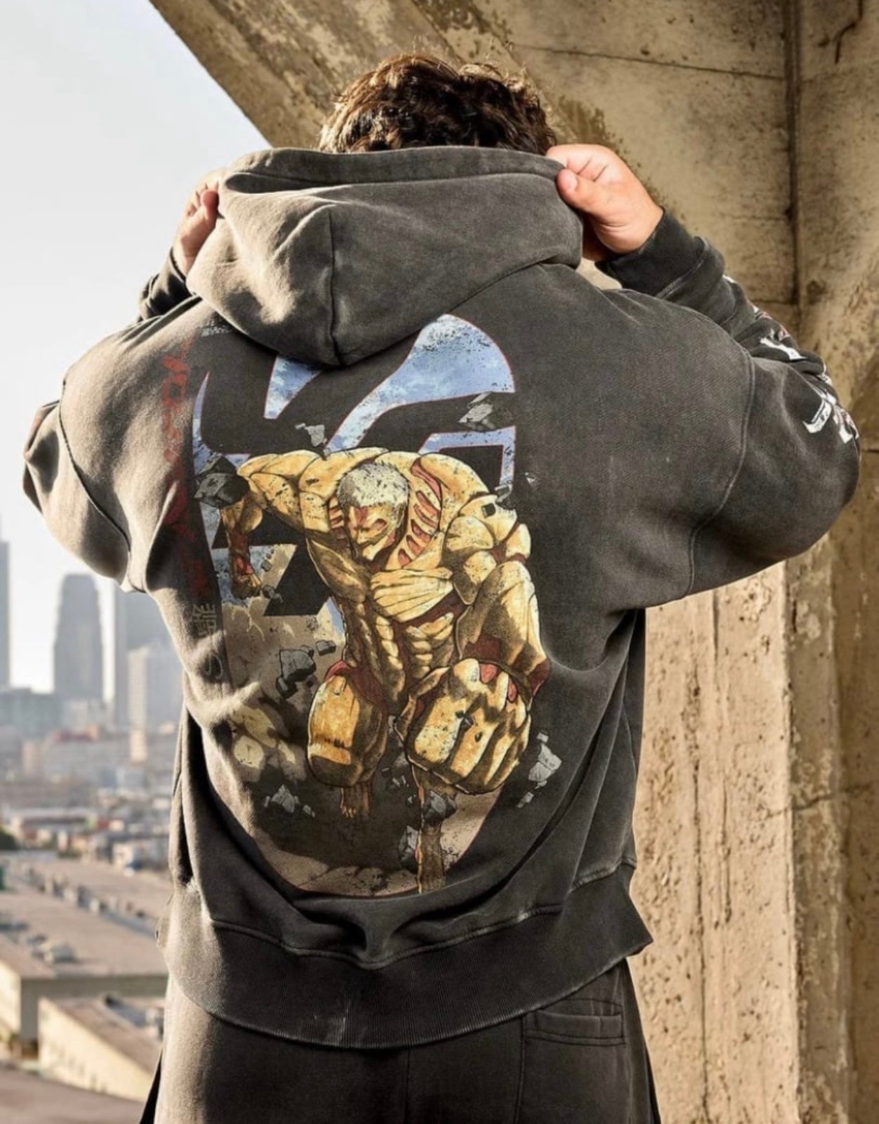 YOUNG LA X ATTACK ON TITYOUNG LA X ATTACK ON TITAN “TITANS AT WAR” HOODIE MEDIUM