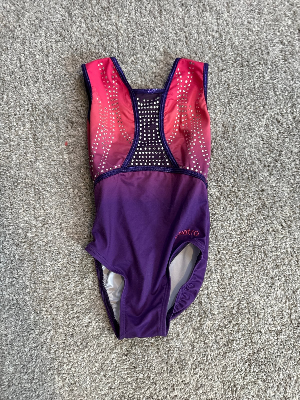 Beautiful girls, Quattro, Leo. Size medium