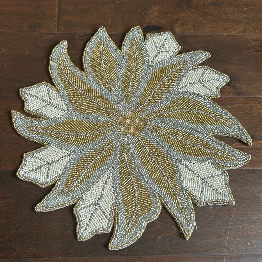 4 Nicole Miller Beaded Silver Gold Poinsettia 15 Christmas Chargers Placemats