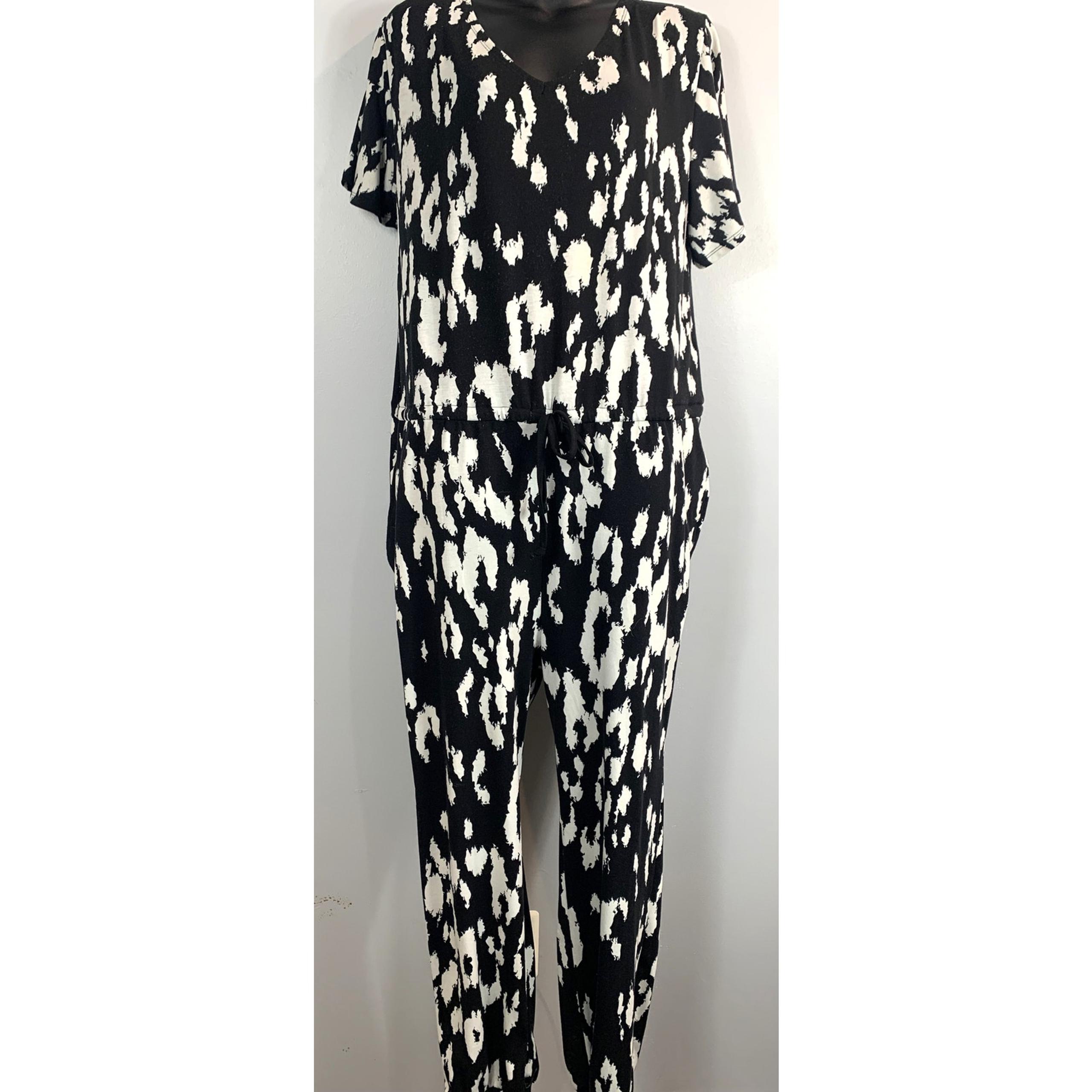 LulaRoe Black & White Short Sleeve Jumper - Size Medium