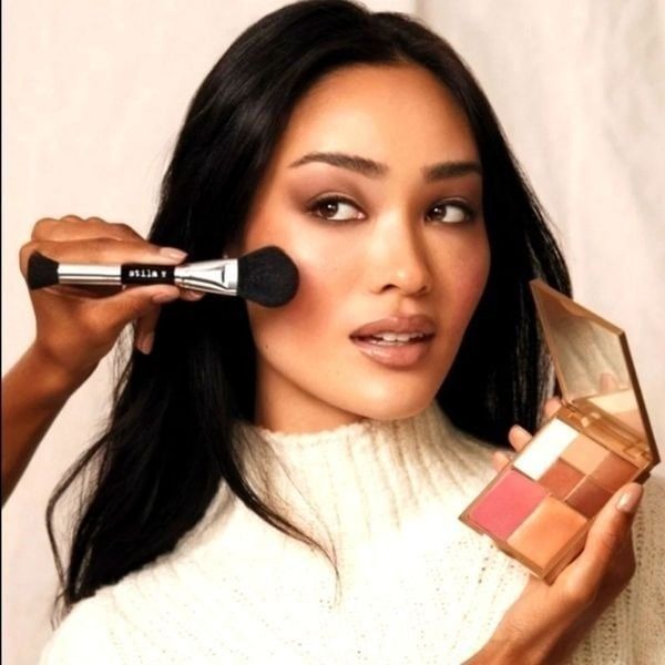 STILASculpt & Glow All-in-One Contouring & Highlighting Palette. NIB