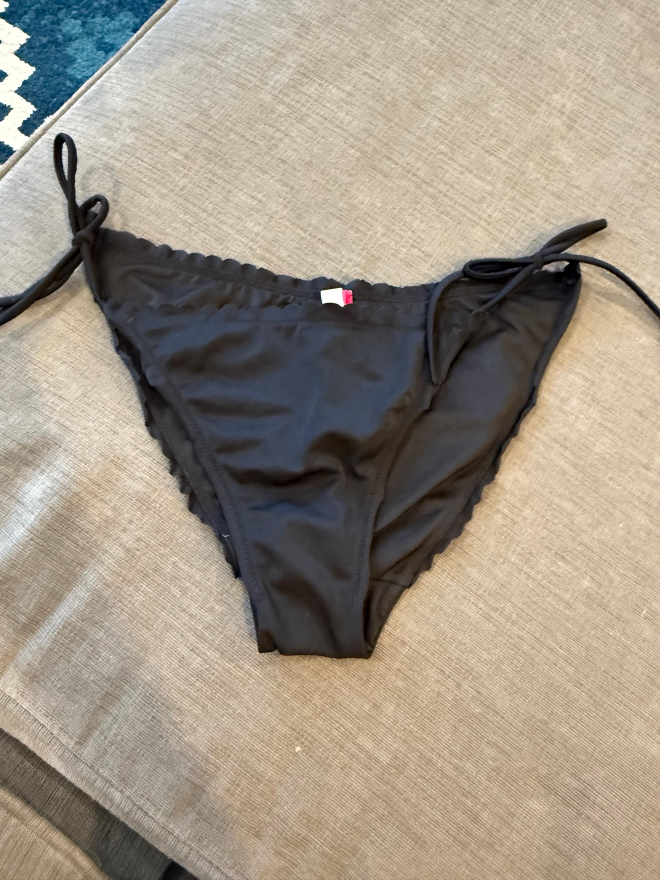 Victoria’s Secret scalloped Bikini Bottoms size Small