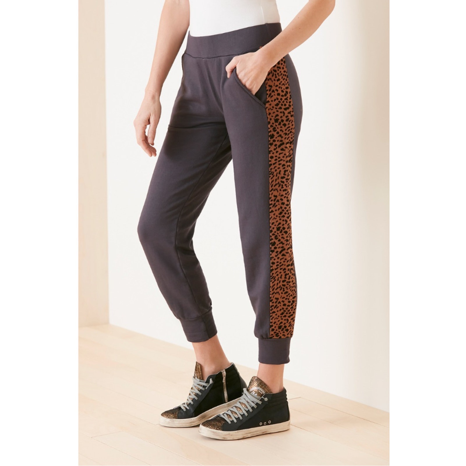 MONROW Evereve NWT Leopard Sporty Gray Jogger // XS