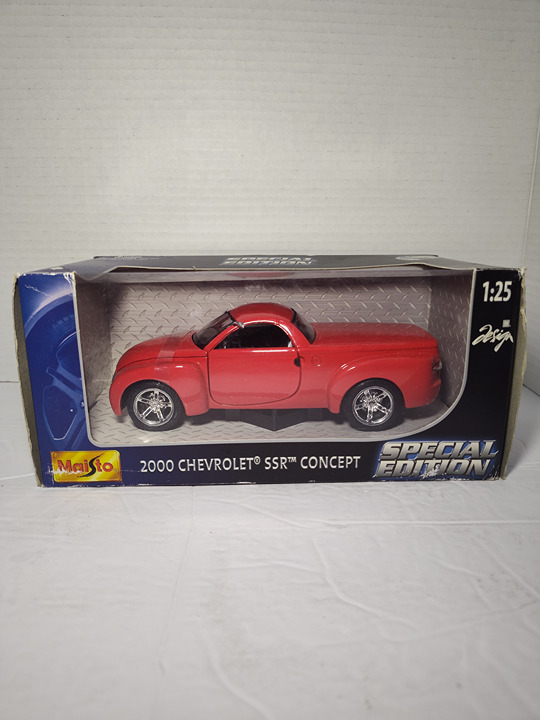New 2000 Red Chevy SSR Concept Special Edition Diecast Model Truck Maisto 1:25
