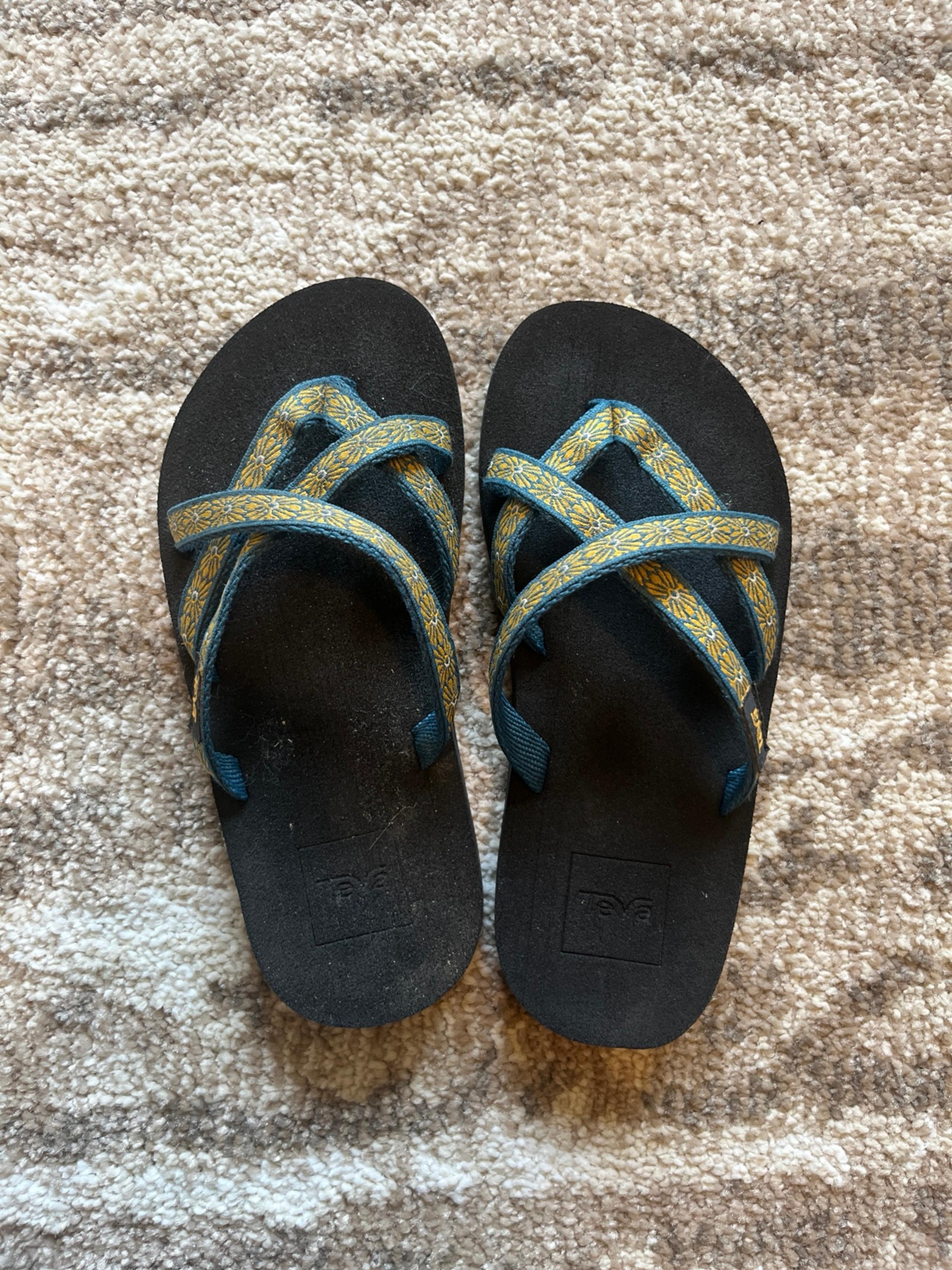 kids Teva flip flops size 1