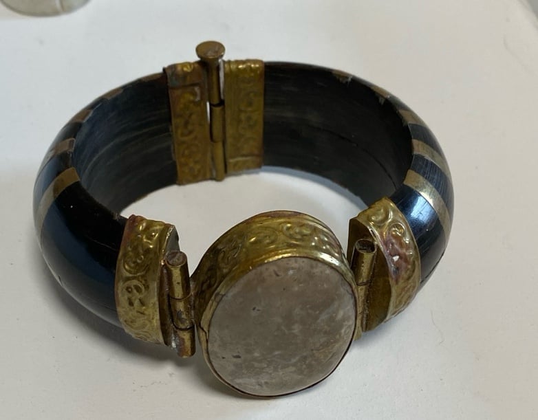 VINTAGE BLACK HORN AGATE & BRASS HINGED BRACELET W/ PIN CLOSURE 8 Inch