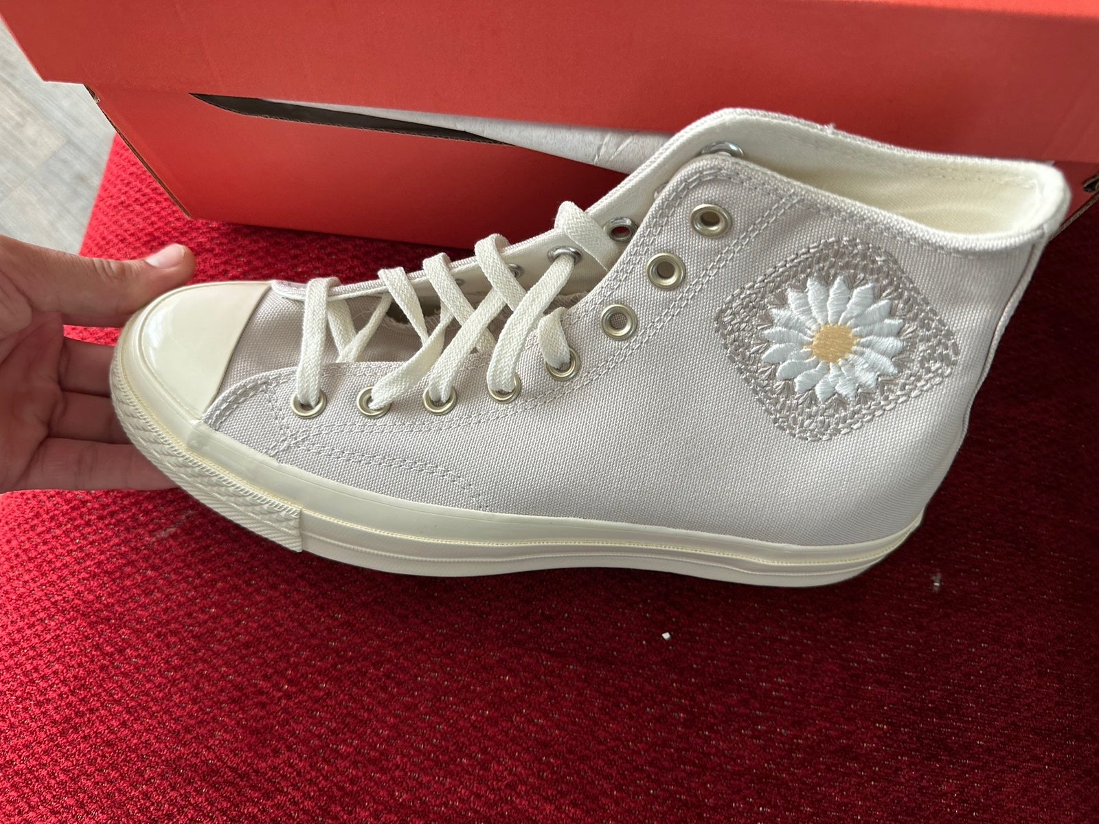 Converse beautiful Women Size 5.5- 6.5- 8.5- 10
