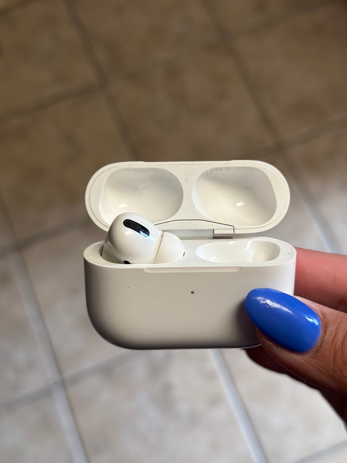 Apple AirPod pro case with left AirPod only