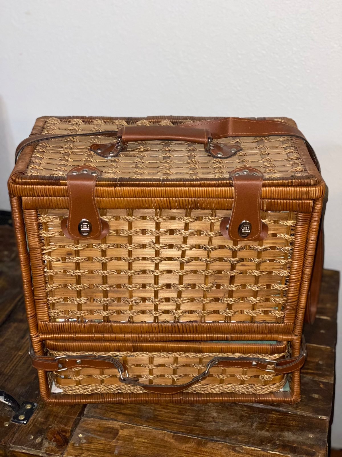 Vintage style picnic basket for 4