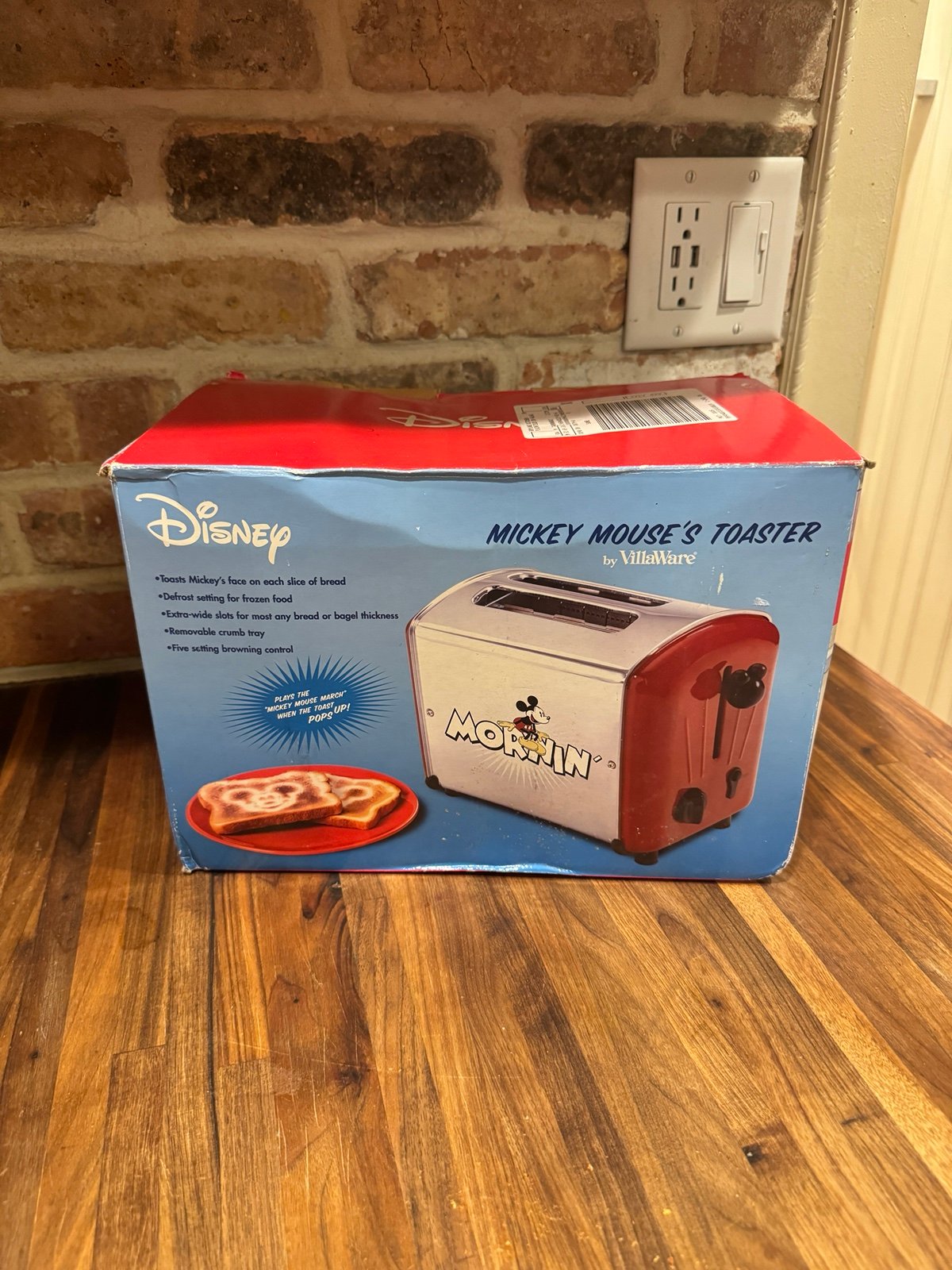 VillaWare Disney Mickey Mouse Toaster V5555-11-R Mornin' Musical New