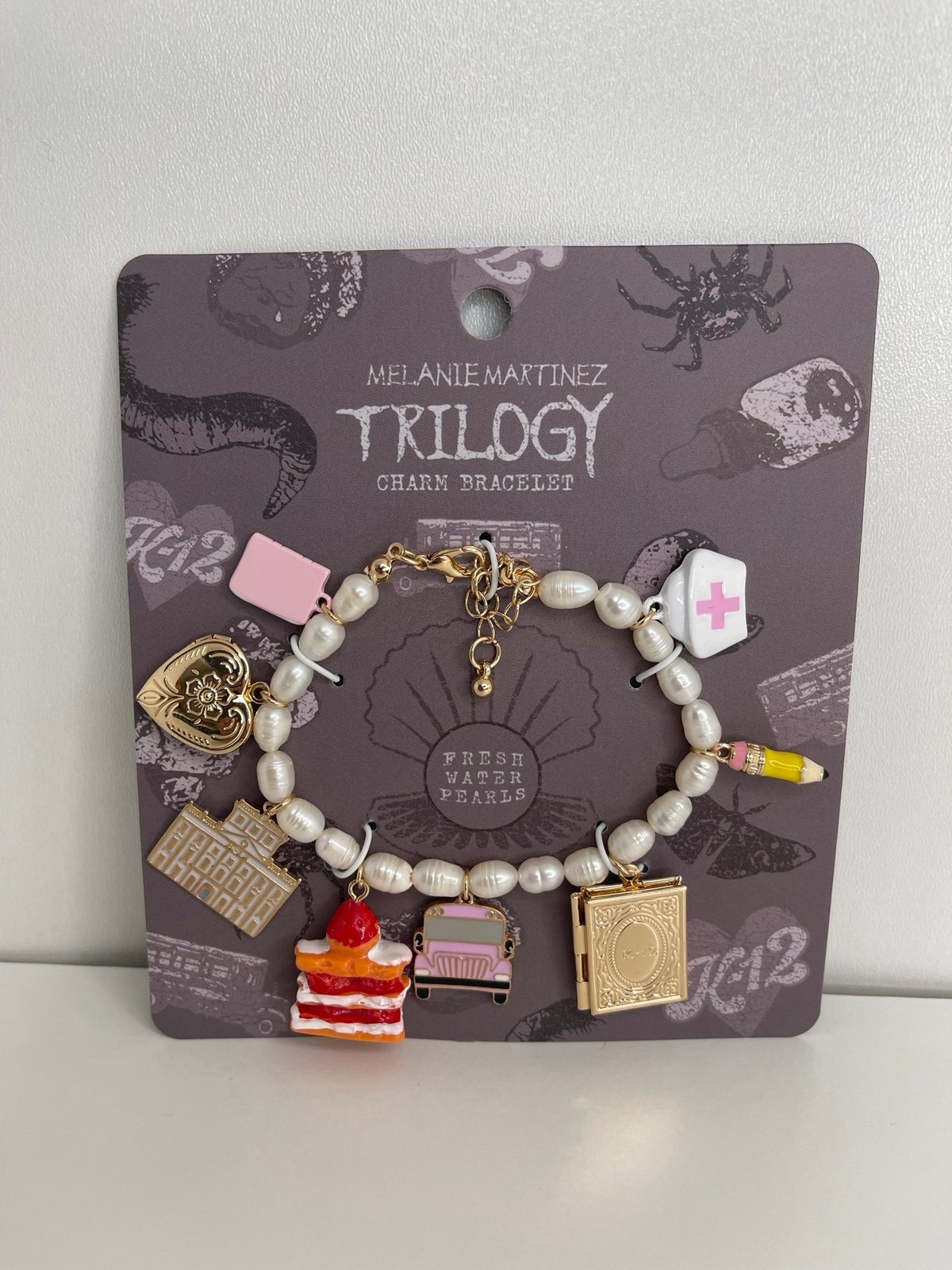 アクセサリー MELANIE MARTINEZ TRILOGY CHARM BRACELET Melanie Martinez Trilogy Charm Bracelet K-12 Fresh Water Pearls