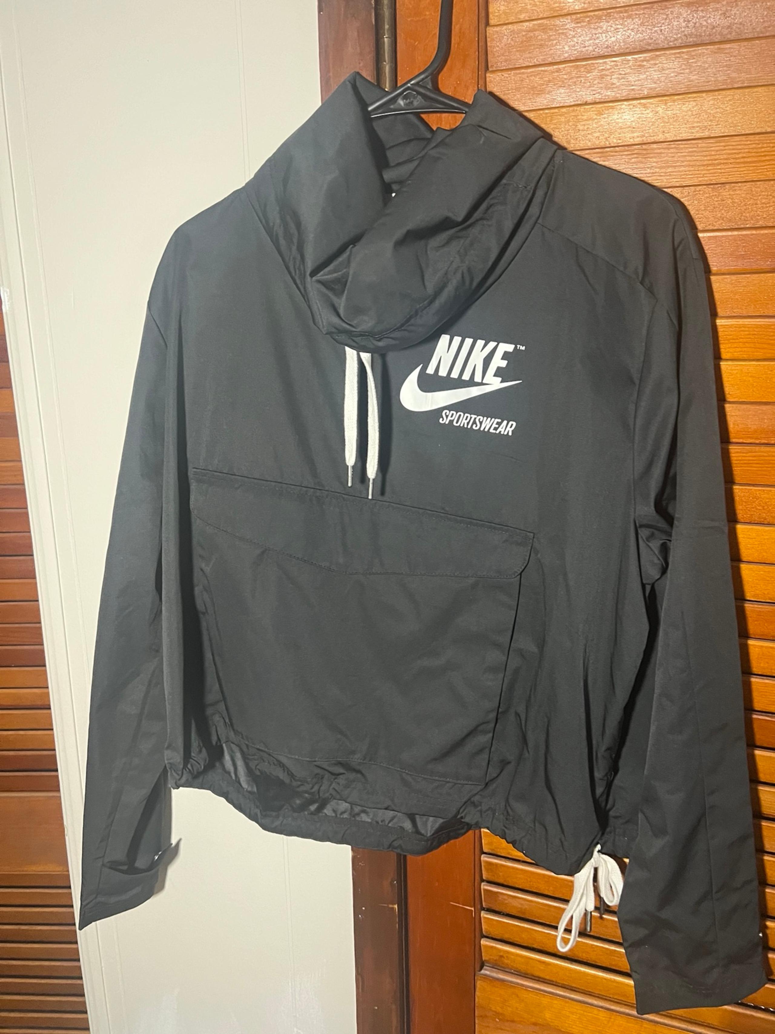 cropped pull over windbreaker with monogram and pocket - Nike