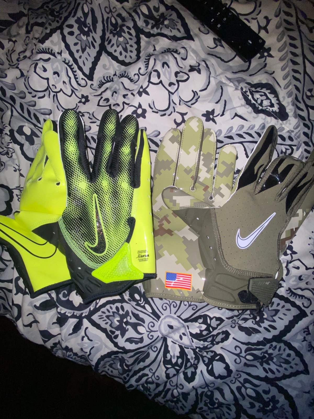 NIKE FOOTBALL GLOVES