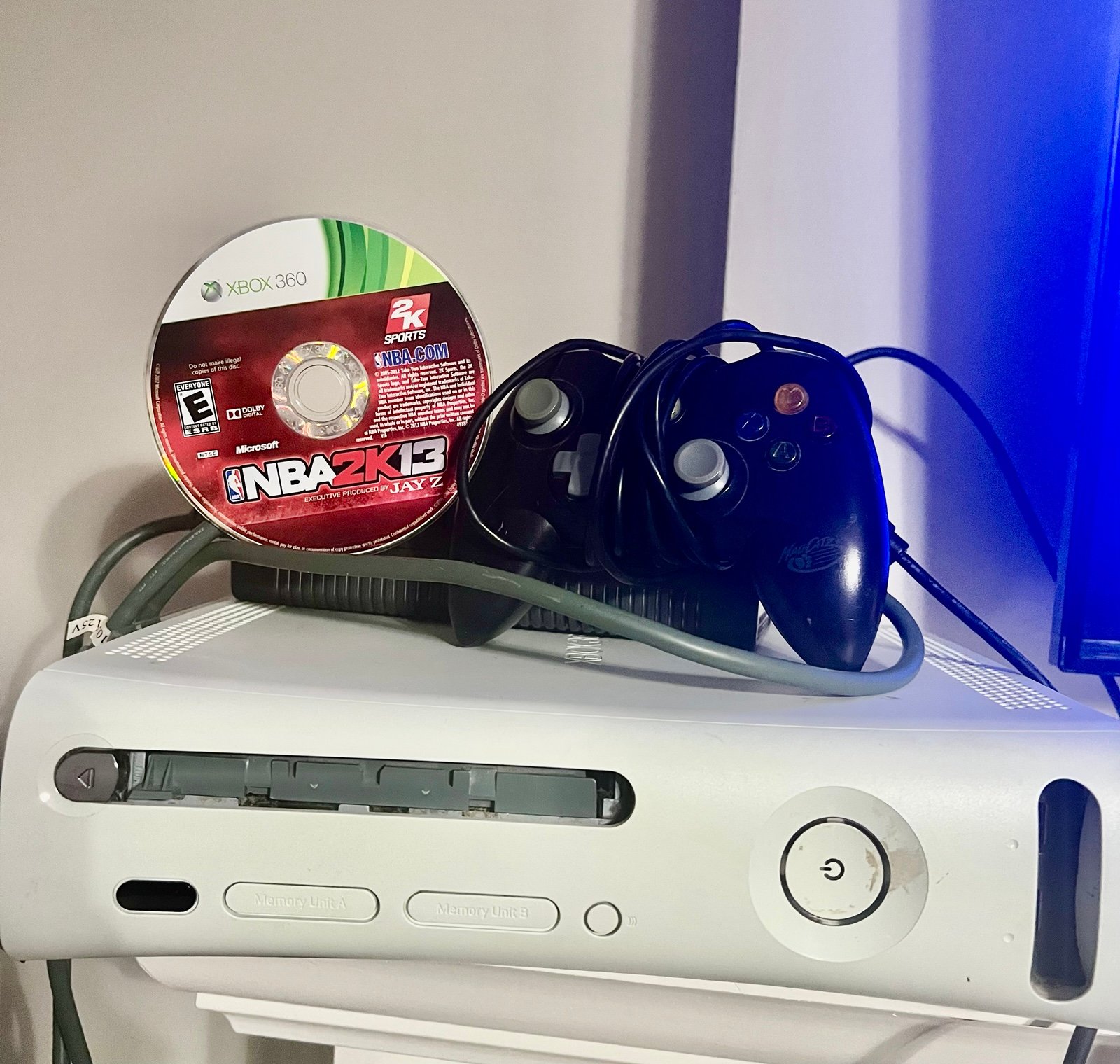 MICROSOFT XBOX360 60GB HDD CONSOLE W/ 1 CONTROLLER & NBA 2013 GAME-TESTED/WORKS