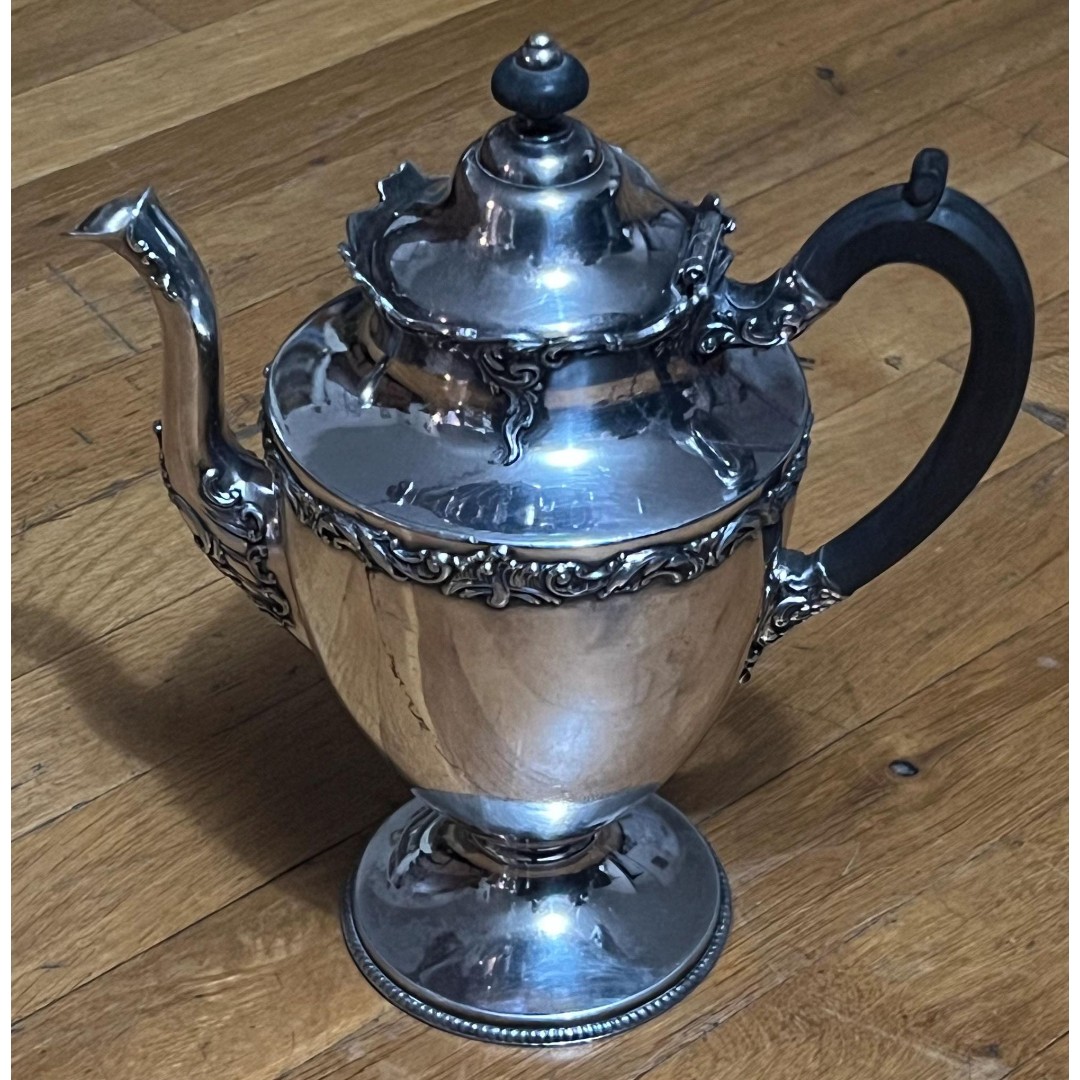 MIDDLETOWN PLATE CO White Metal Quadruple Silver Plate Coffee/Tea Pot 4024