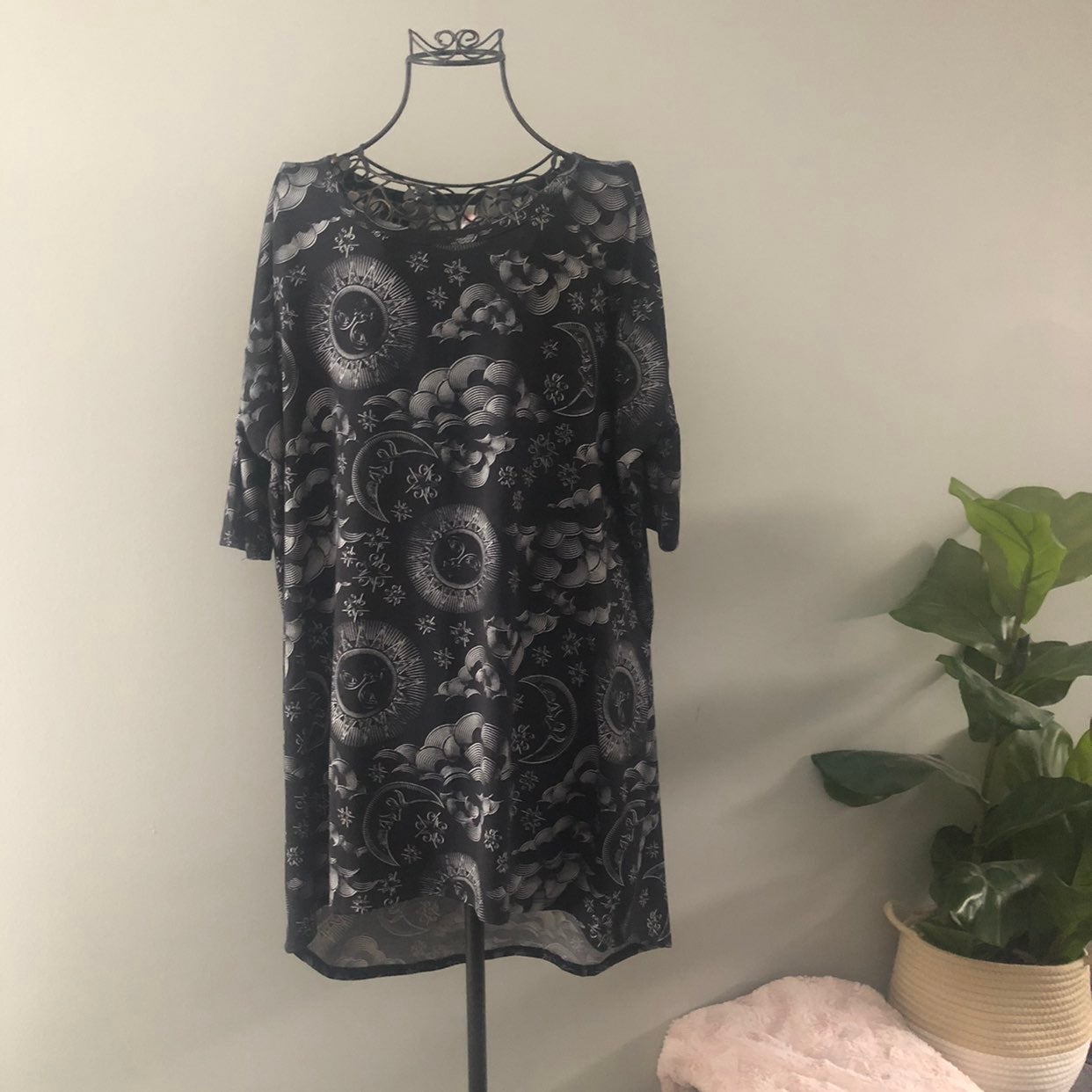 NWOT Lularoe Irma Sun Moon Top- M