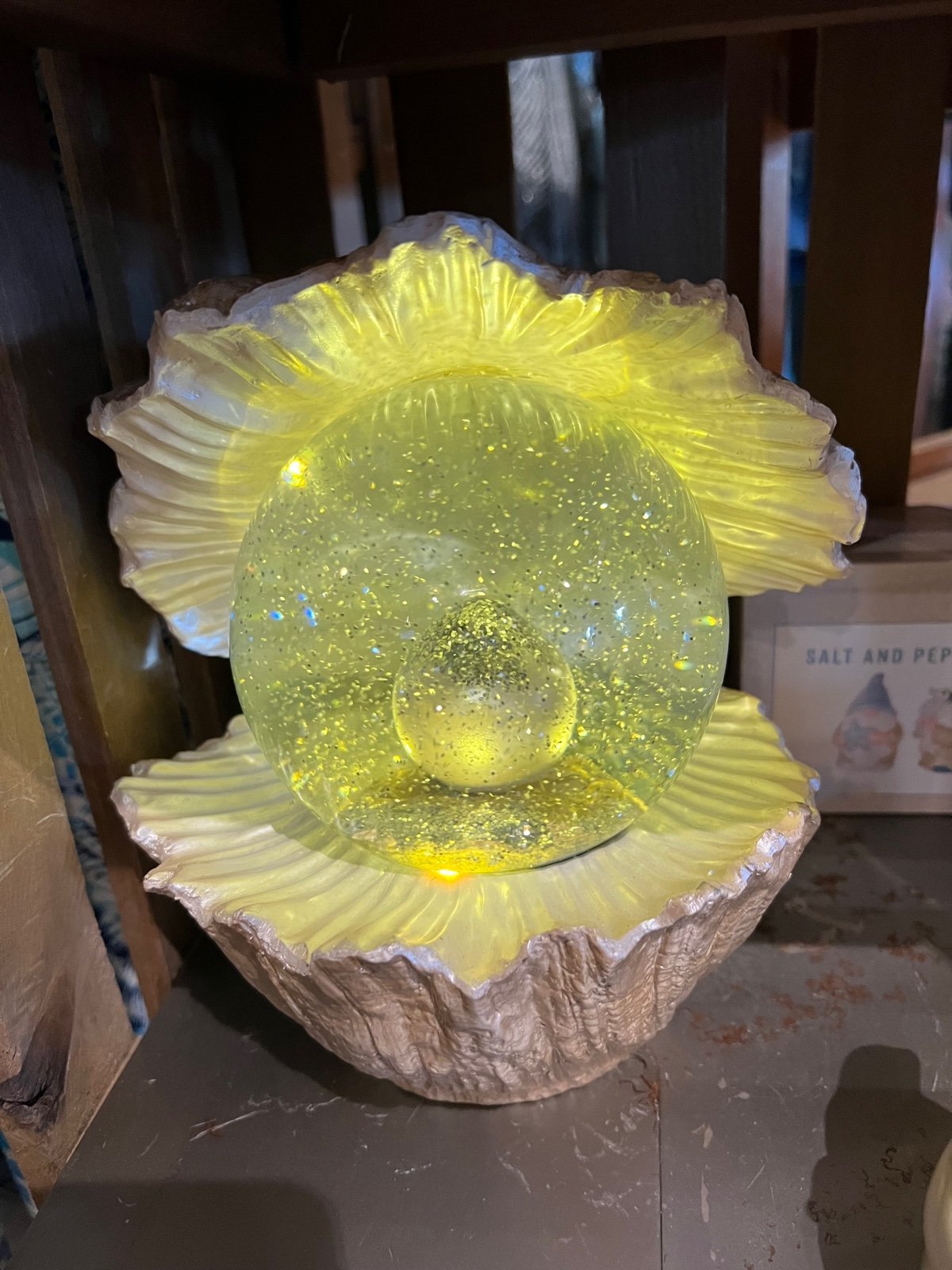 Brand New Large Seashell Pearl Glitter Globe