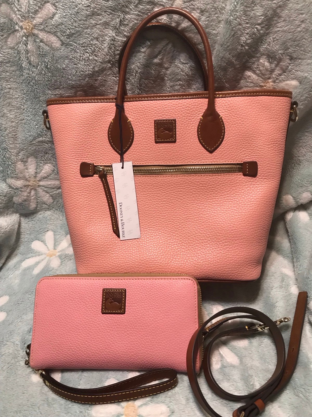 NWT with small defect Dooney & Bourke Handle shoulder tote with matching wallet