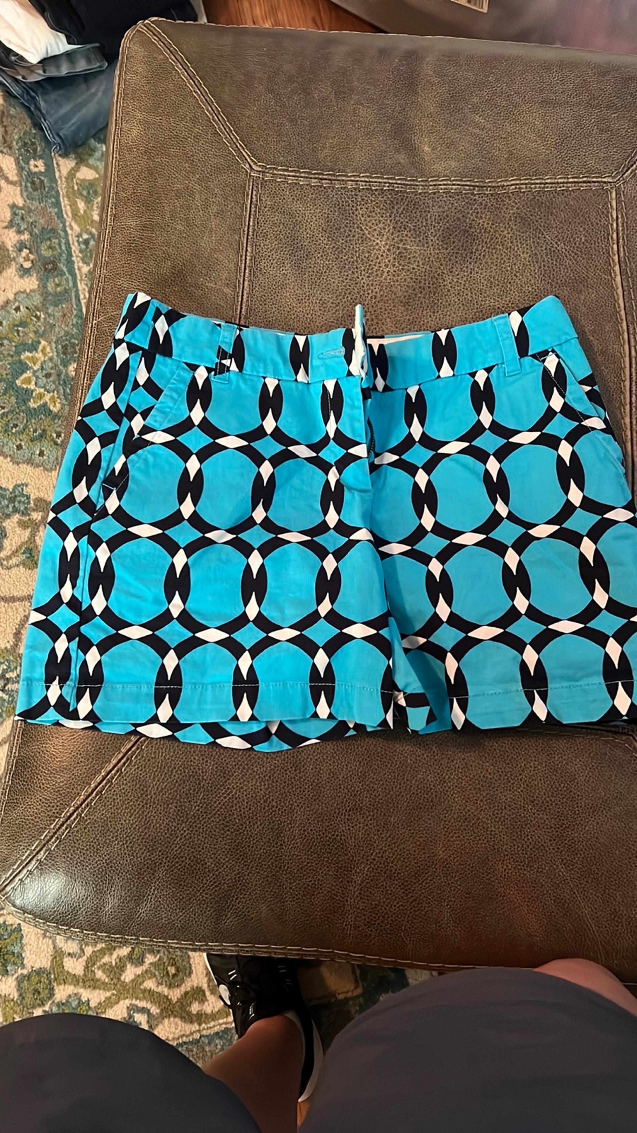 Crown &ivy size 6 womens short