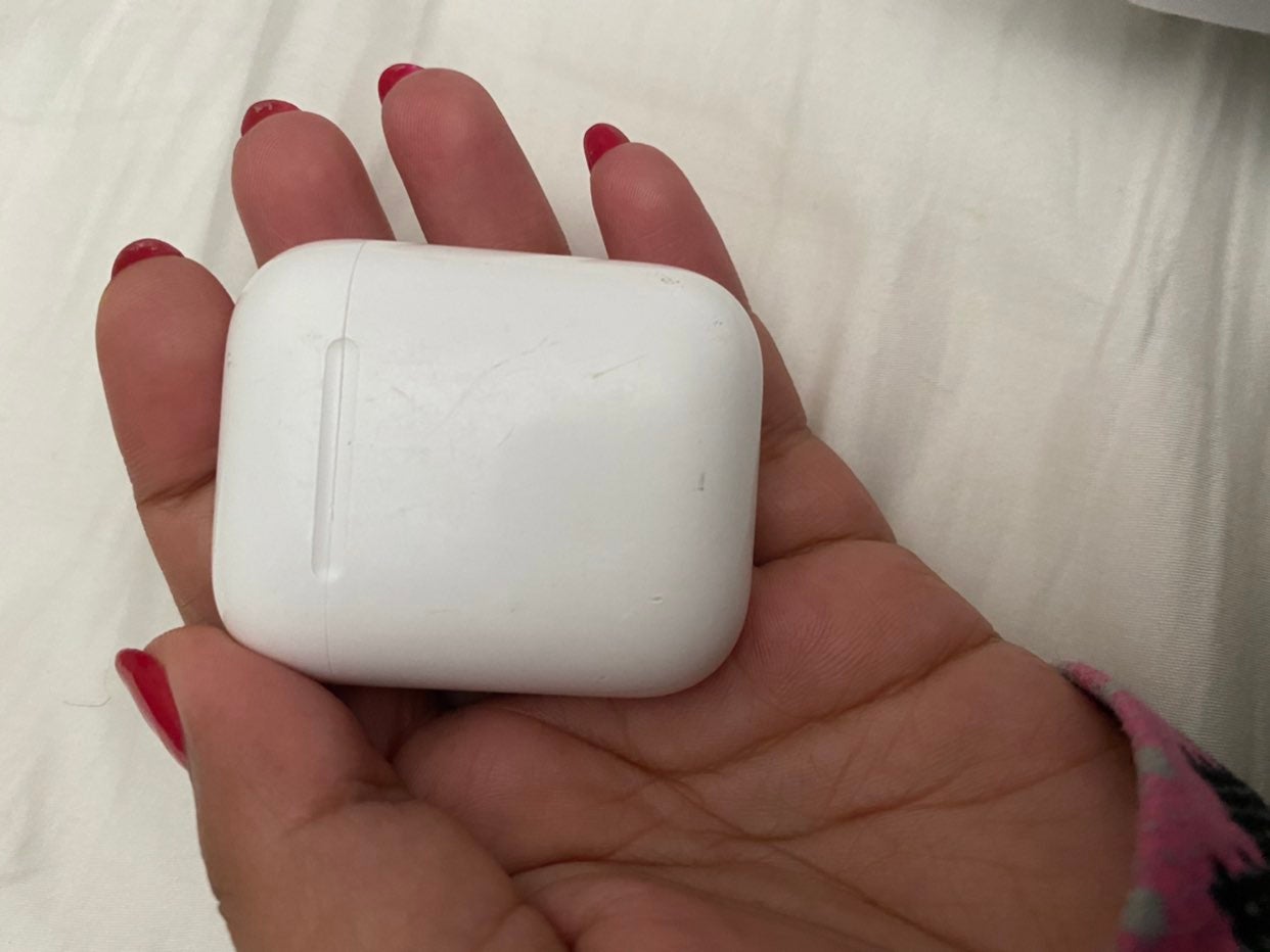 Apple AirPods charging case