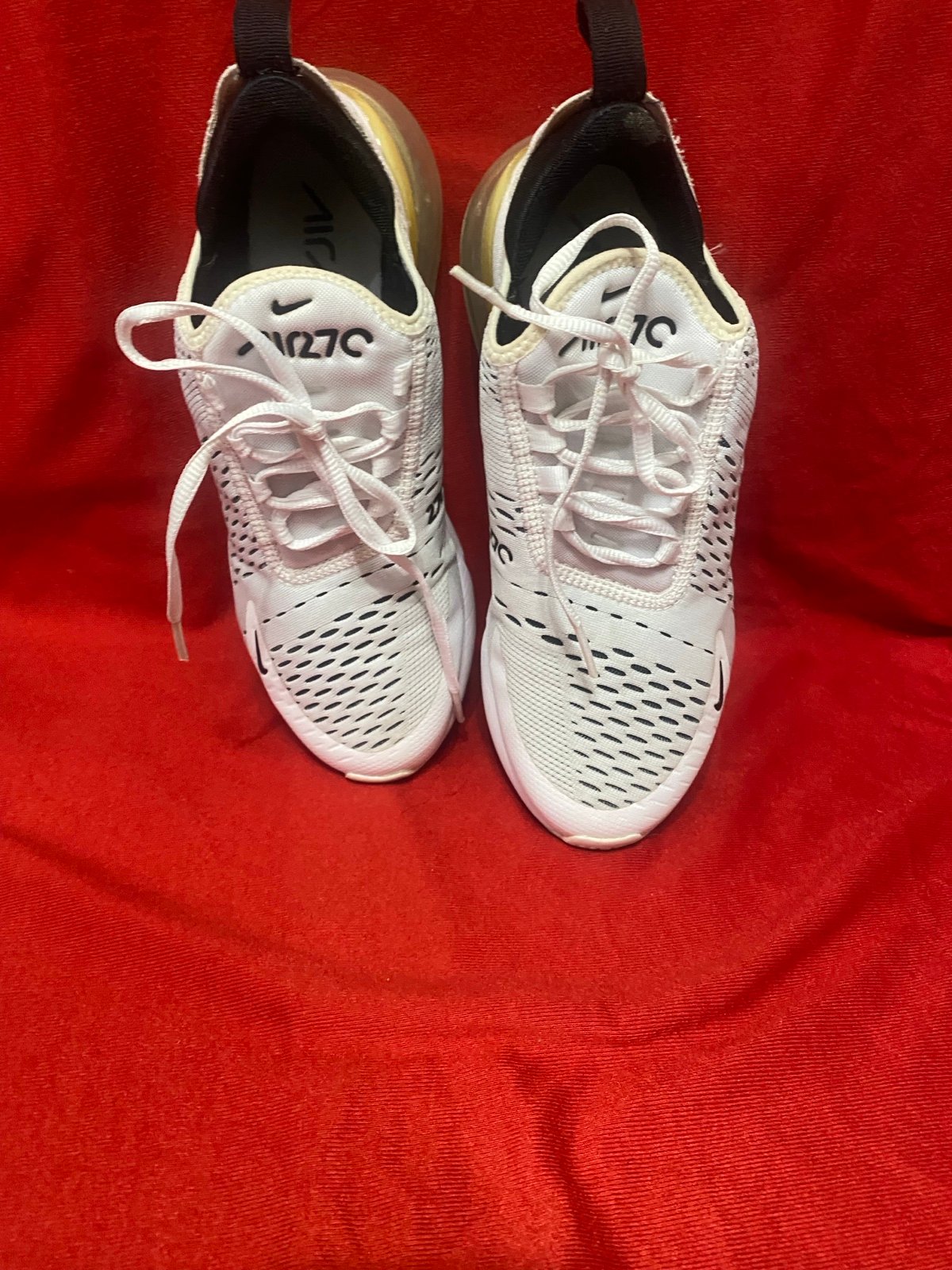 NIKE 270 athletic Color Black and white