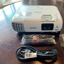 Like new - Project Epson Powerlite 98 + Screen 120, With Remote 34 Lamp Hour