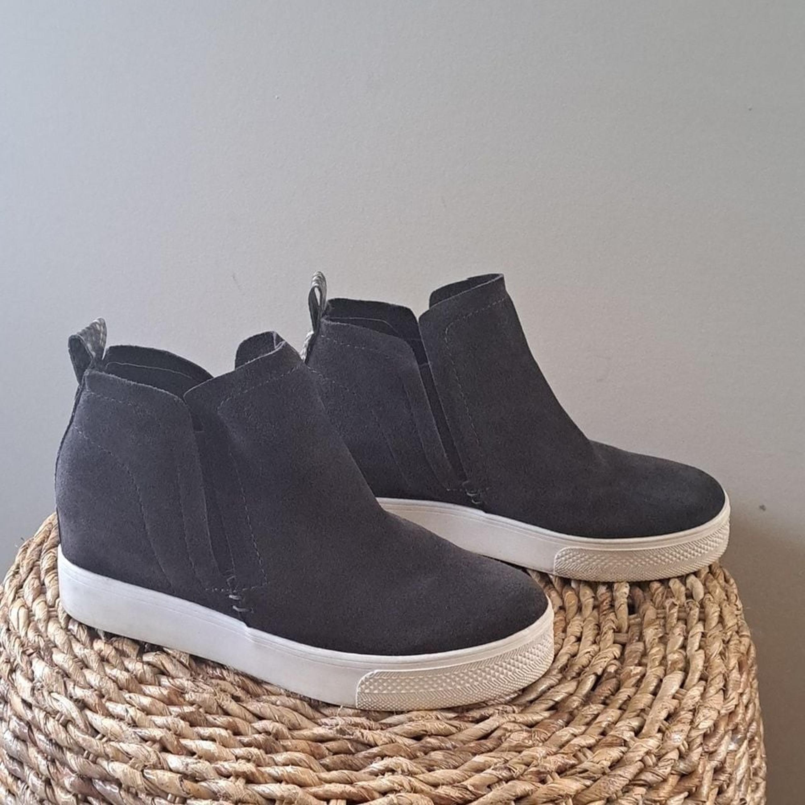 Dolce Vita Womens Dark Grey Suede Slip-On Patform Sneakers Boots Size 7.5