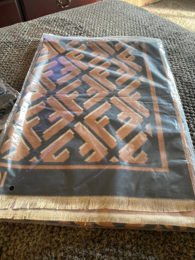 Selling scarf