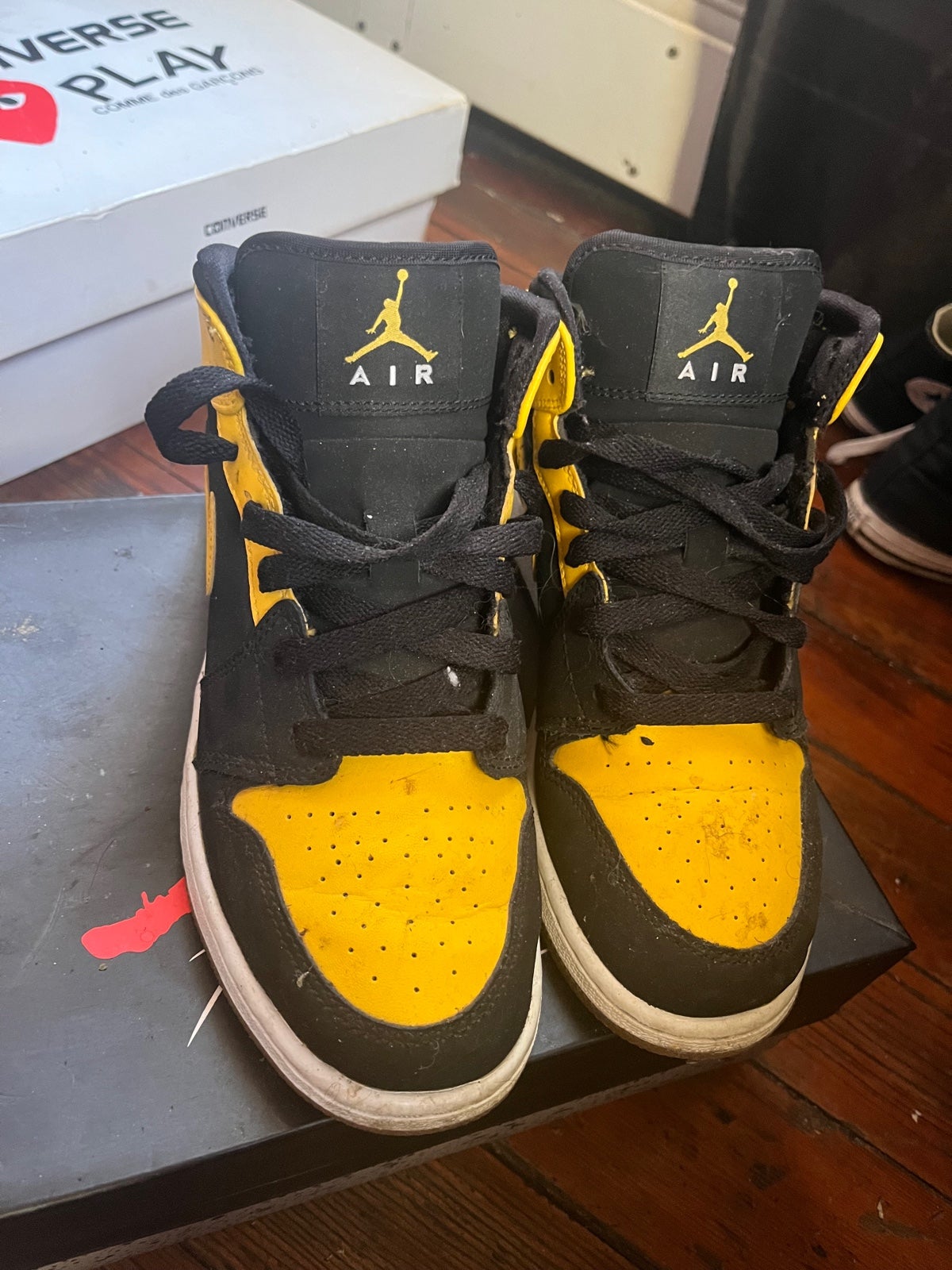 Jordan 1 Retro Mid “New Love”