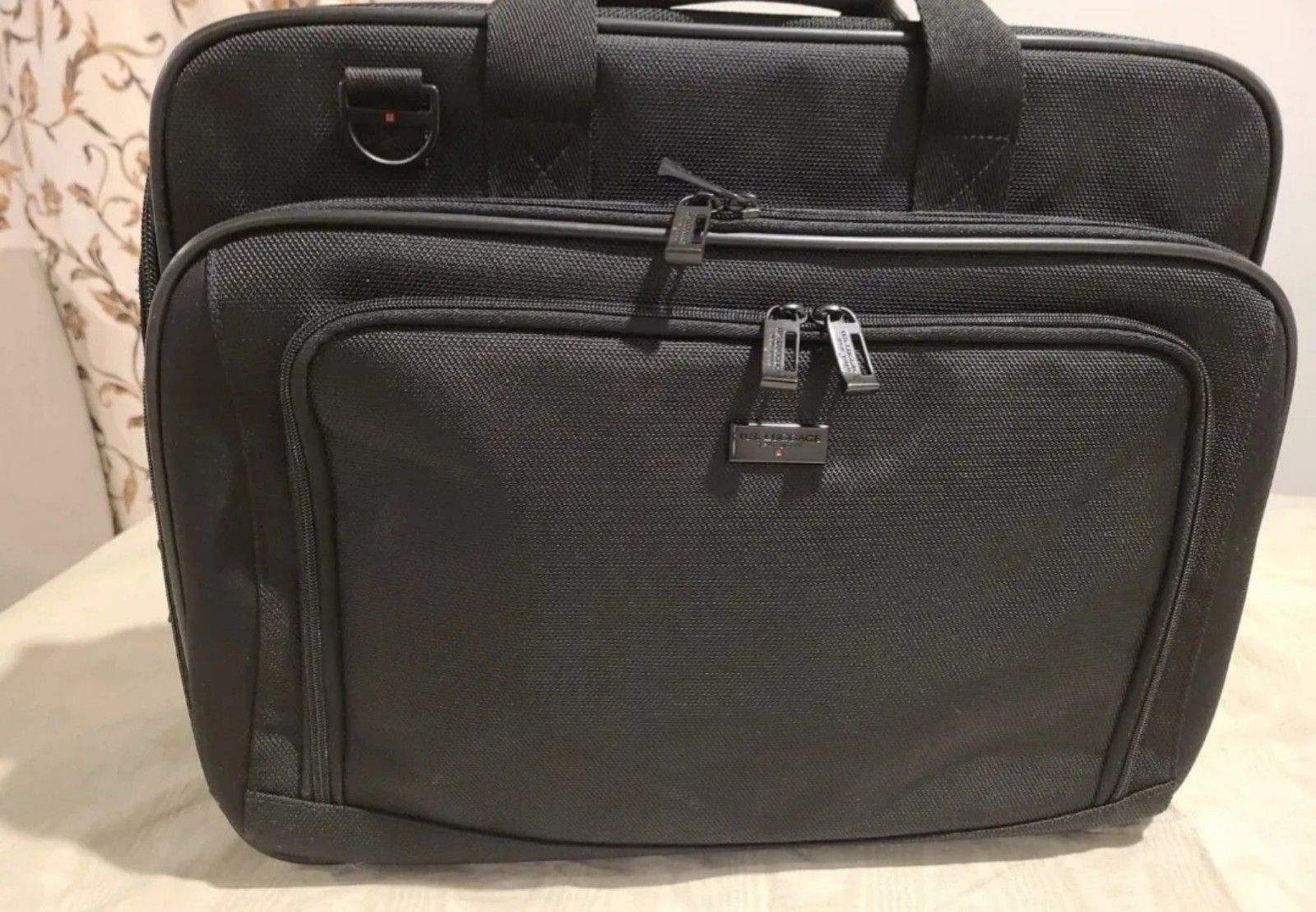 US Luggage New York Black Briefcase Laptop bag with 8 compartment
