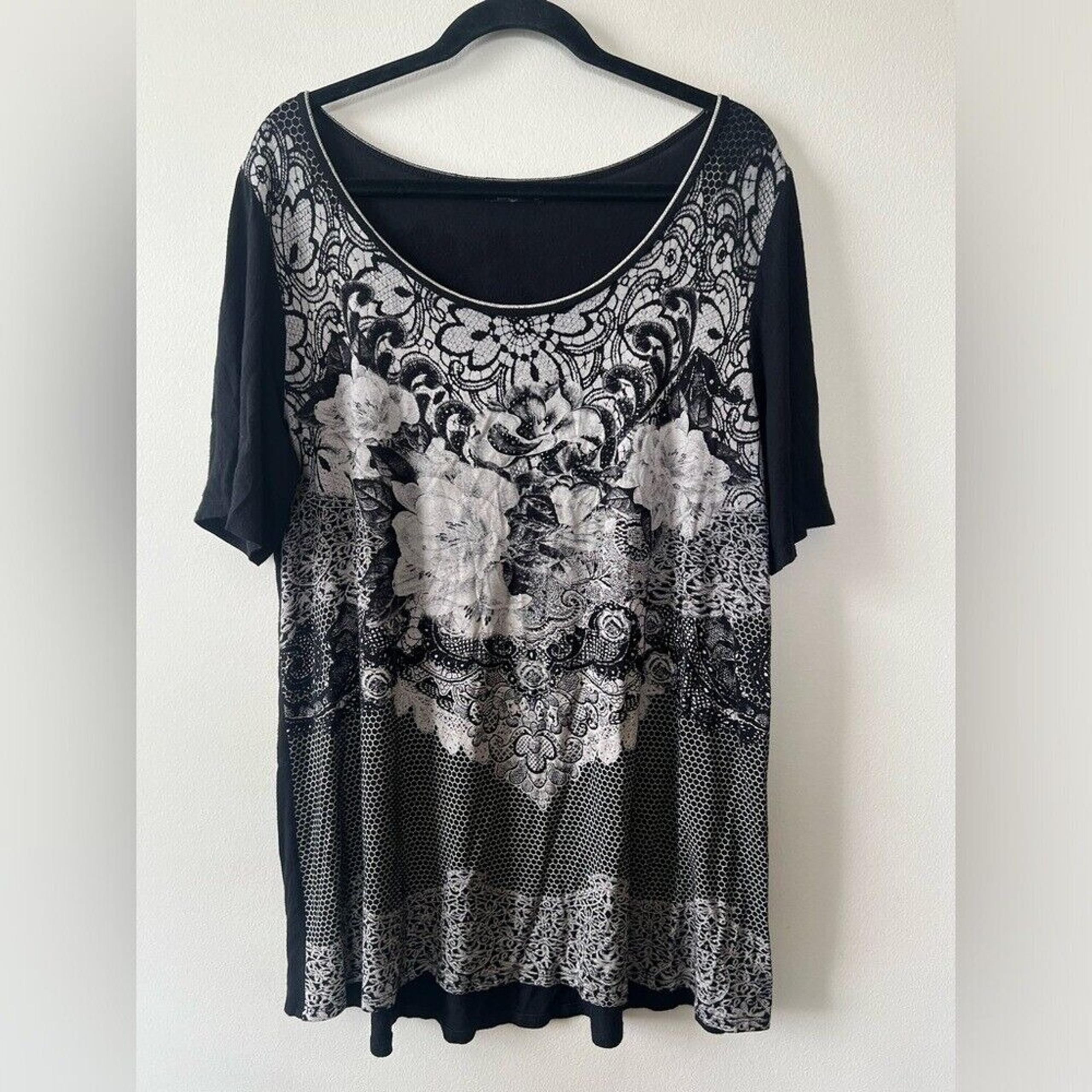 Vanilla Sugar Black Graphic Short Sleeve Blouse Women 2X Floral Stud Plus Tunic