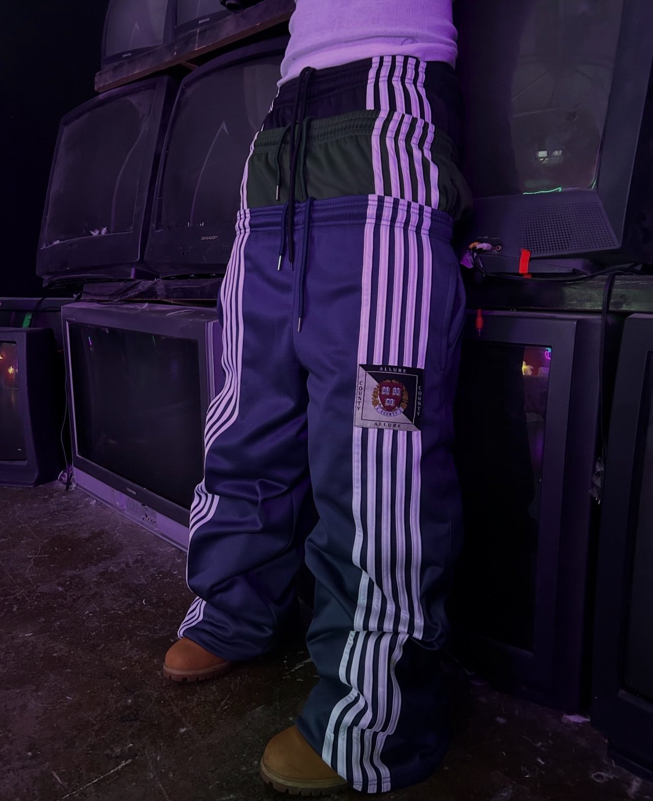 パンツ Allure County Crest  M Streetwear allure county trackpants | Grailed