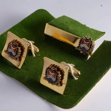 VINTAGE GOLD PLATED USA NATIONAL WAR COLLEGE SQUARE CUFF LINKS AND TIE CLIP NOS