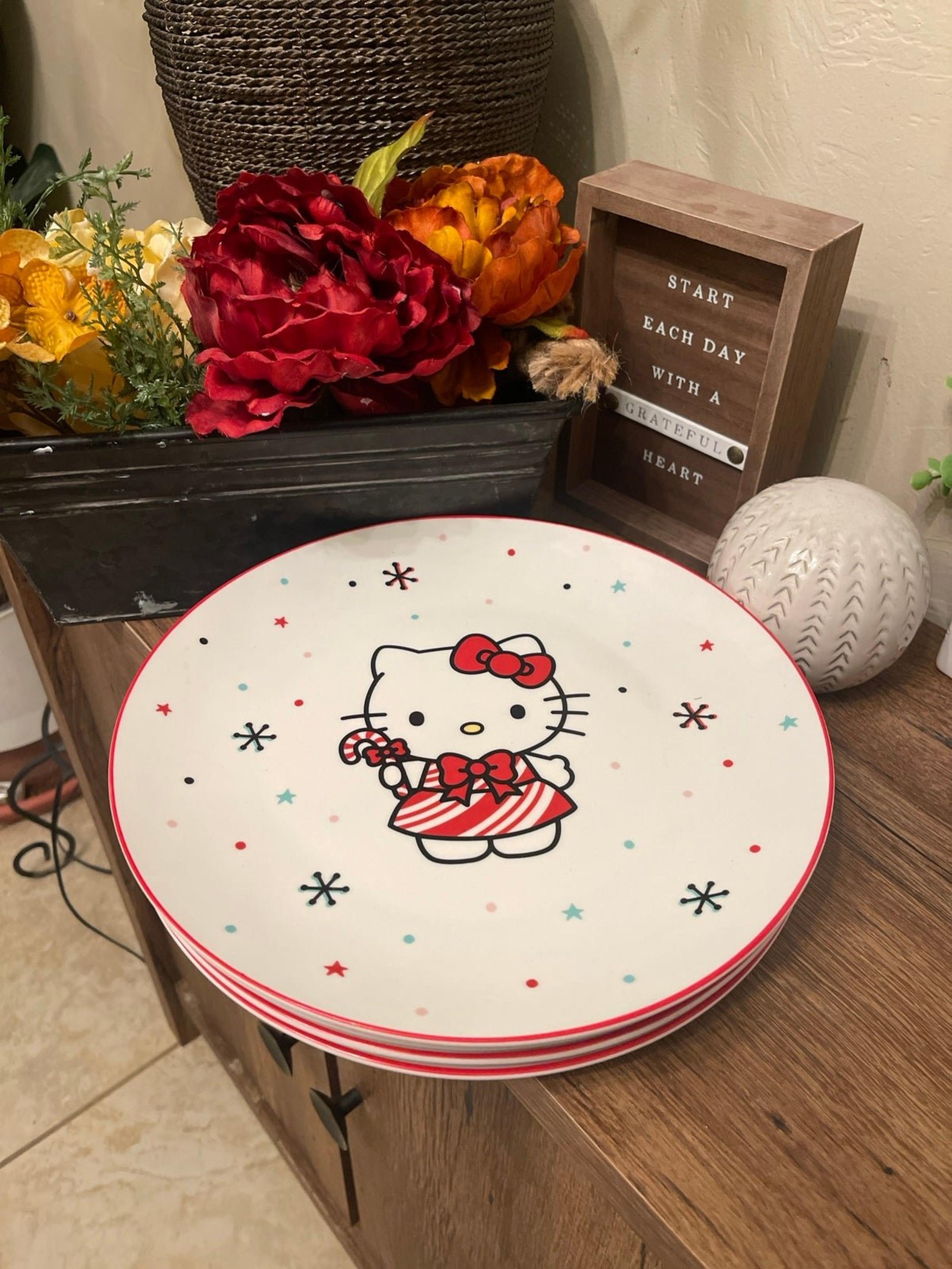 SANRIO Christmas HELLO KITTY Set of 4 Dinner Plates 10.5”
