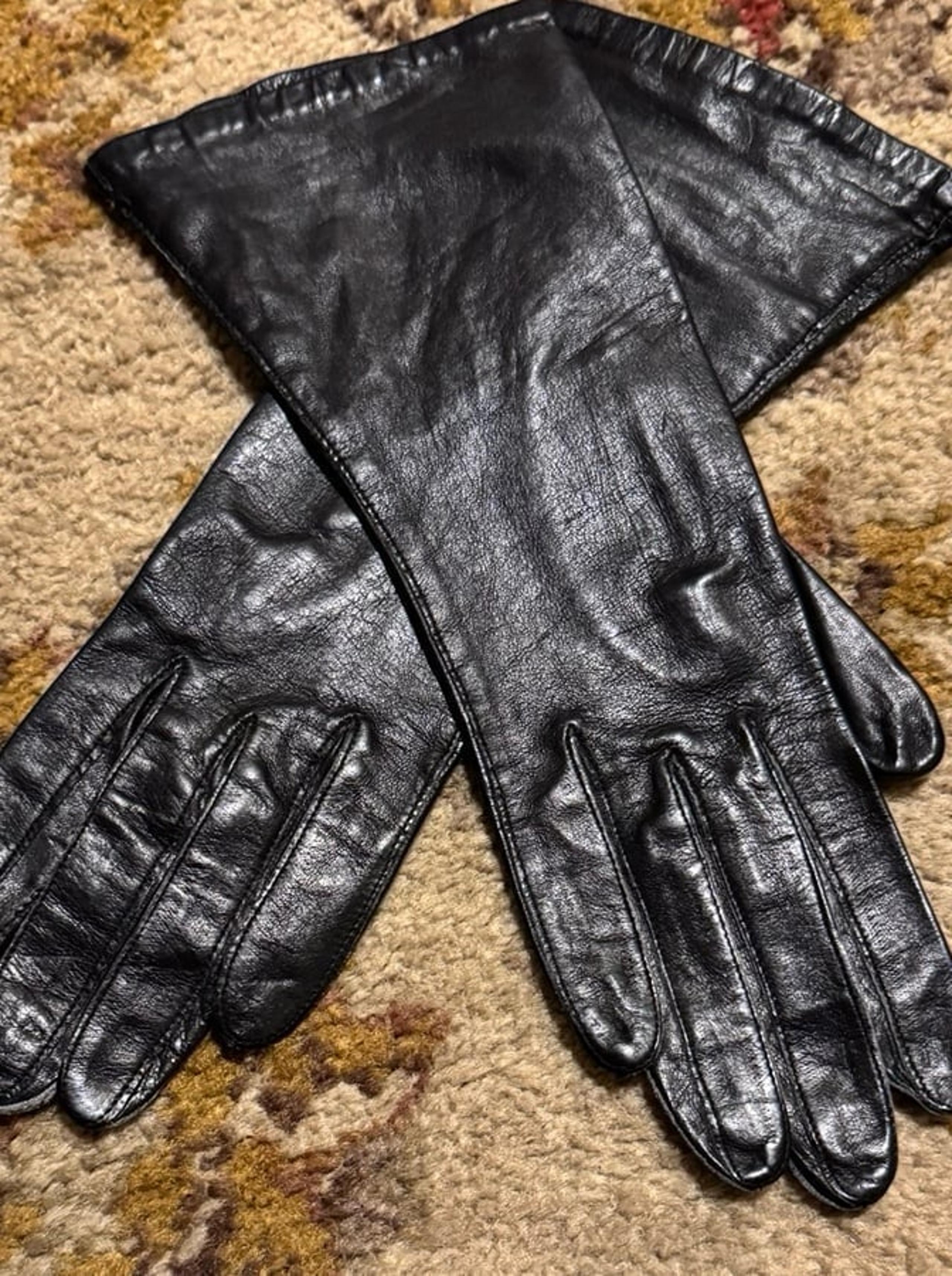 Vintage Ladies Fowne’s Soft Black Leather Gloves with Silk Lining - size 6