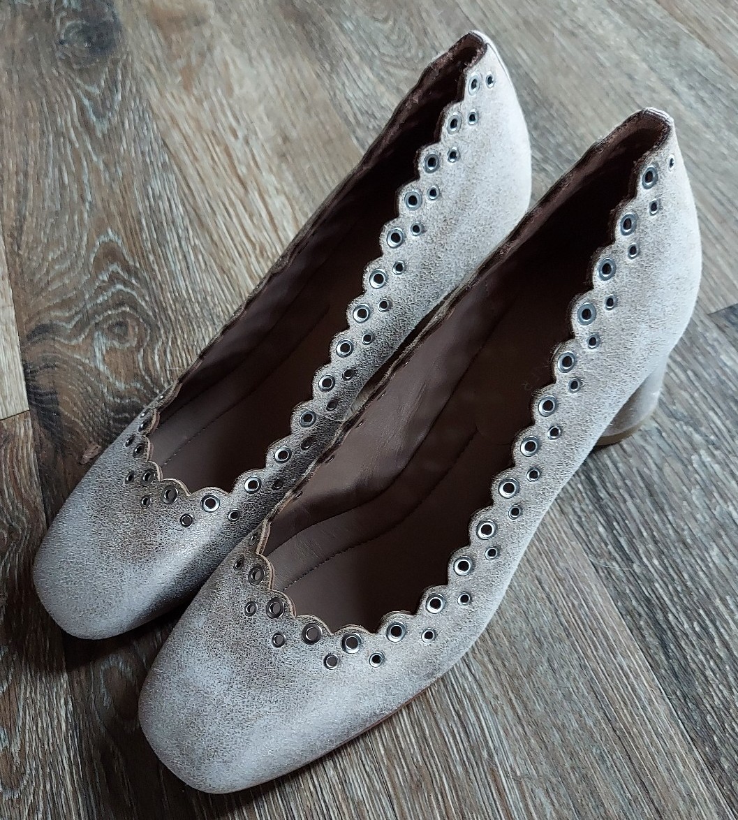 Donald J Pliner Cary shimmery Champagne Block Heels scalloped 8.5