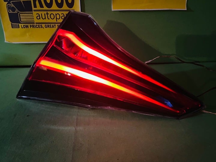 2016 2017 2018 TOYOTA RAV4 INNER TAIL LIGHT RIGHT SIDE OEM LIFTGATE TAIL LIGHT T