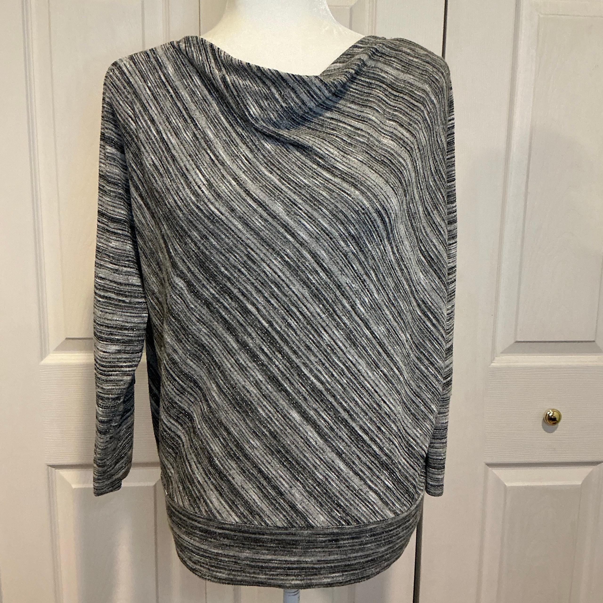 ☘️ Jennifer Lopez Gray Striped Knit Top - Large