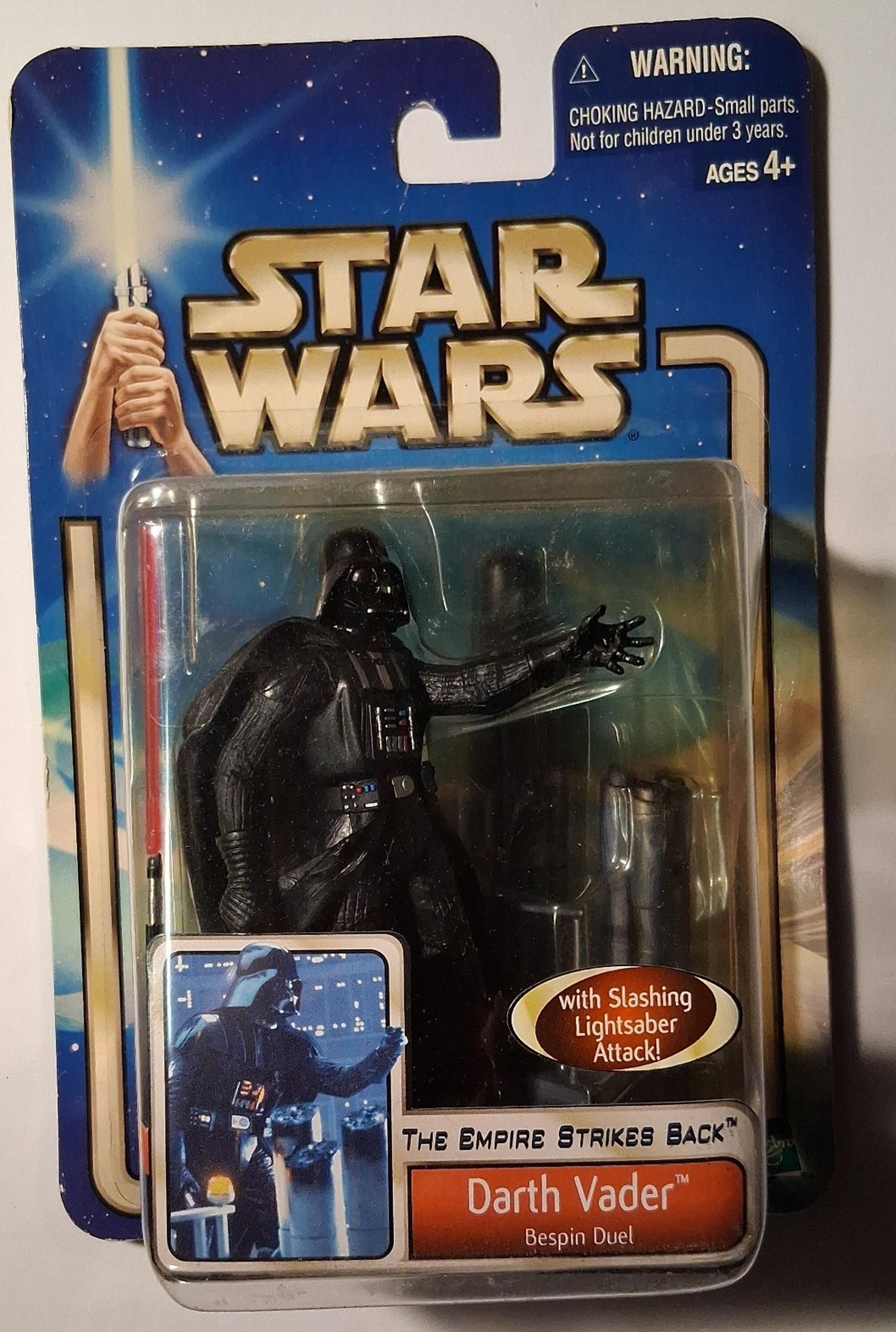 STAR WARS 2002 DARTH VADER FIGURE WITH ĹIGHT SABER ATTACHES TO HAND AND MOVES UP