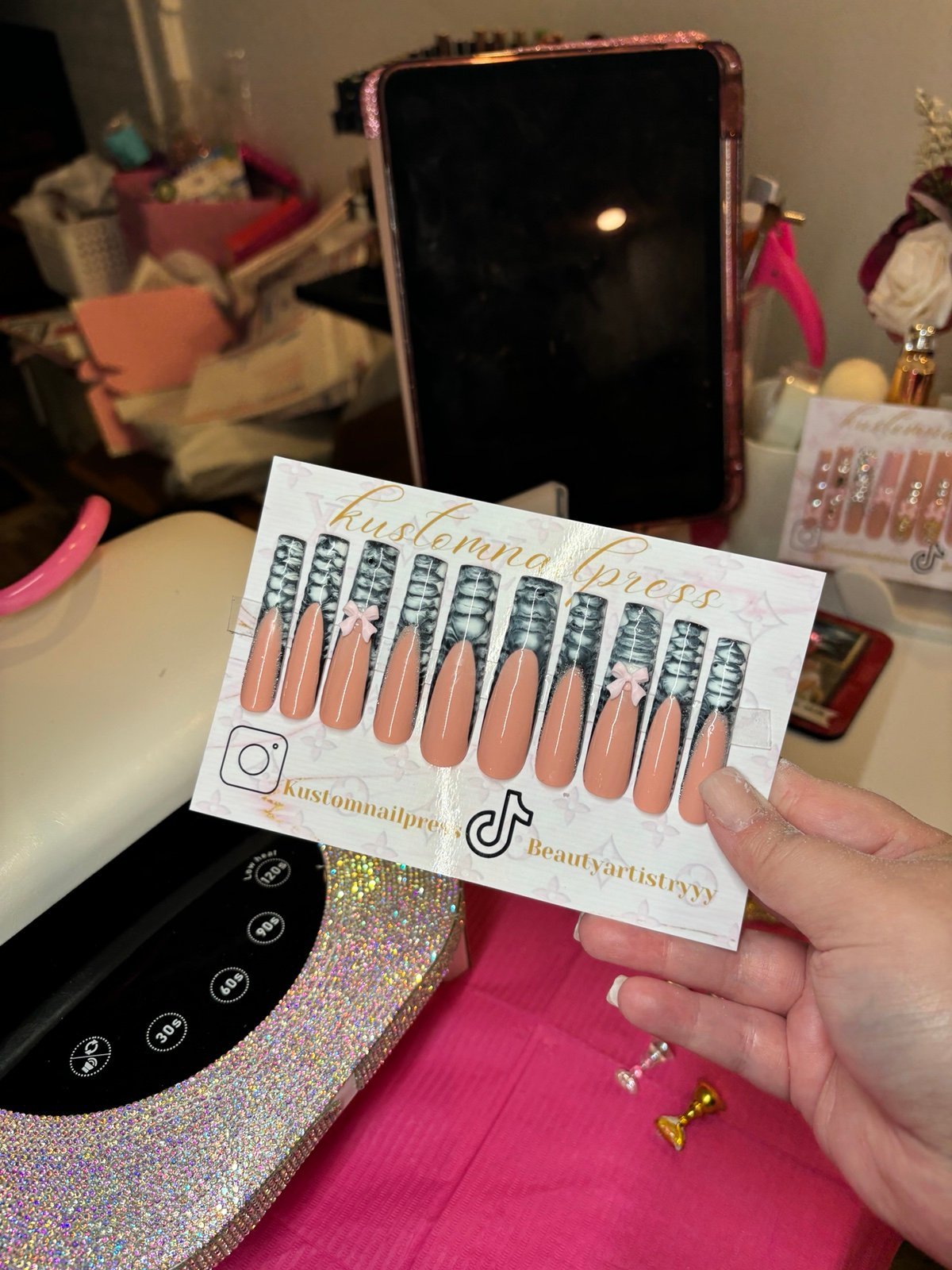 Press on nails -